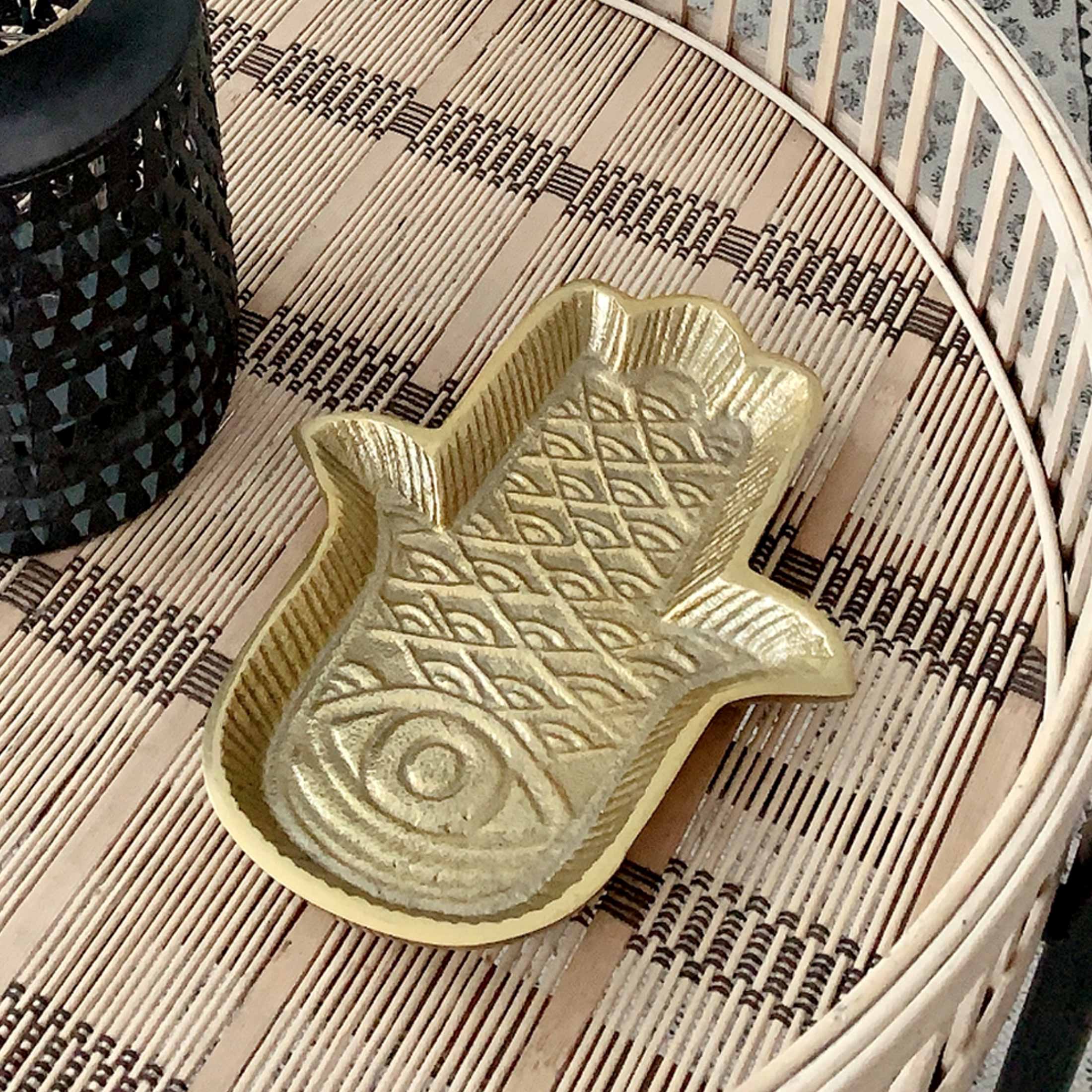 Deko Tablett mit Fatimas Hand | Geschenk im marokkanischen Wohnstil | Gold | Entdecke orientalische Deko im Soulbirdee Onlineshop | Marokko Deko kaufen Deko Tablett mit Fatimas Hand im marokkanischen Wohnstil. Gold | Liv Interior Entdecke die goldenen Tabletts mit der Fatima und weitere Deko