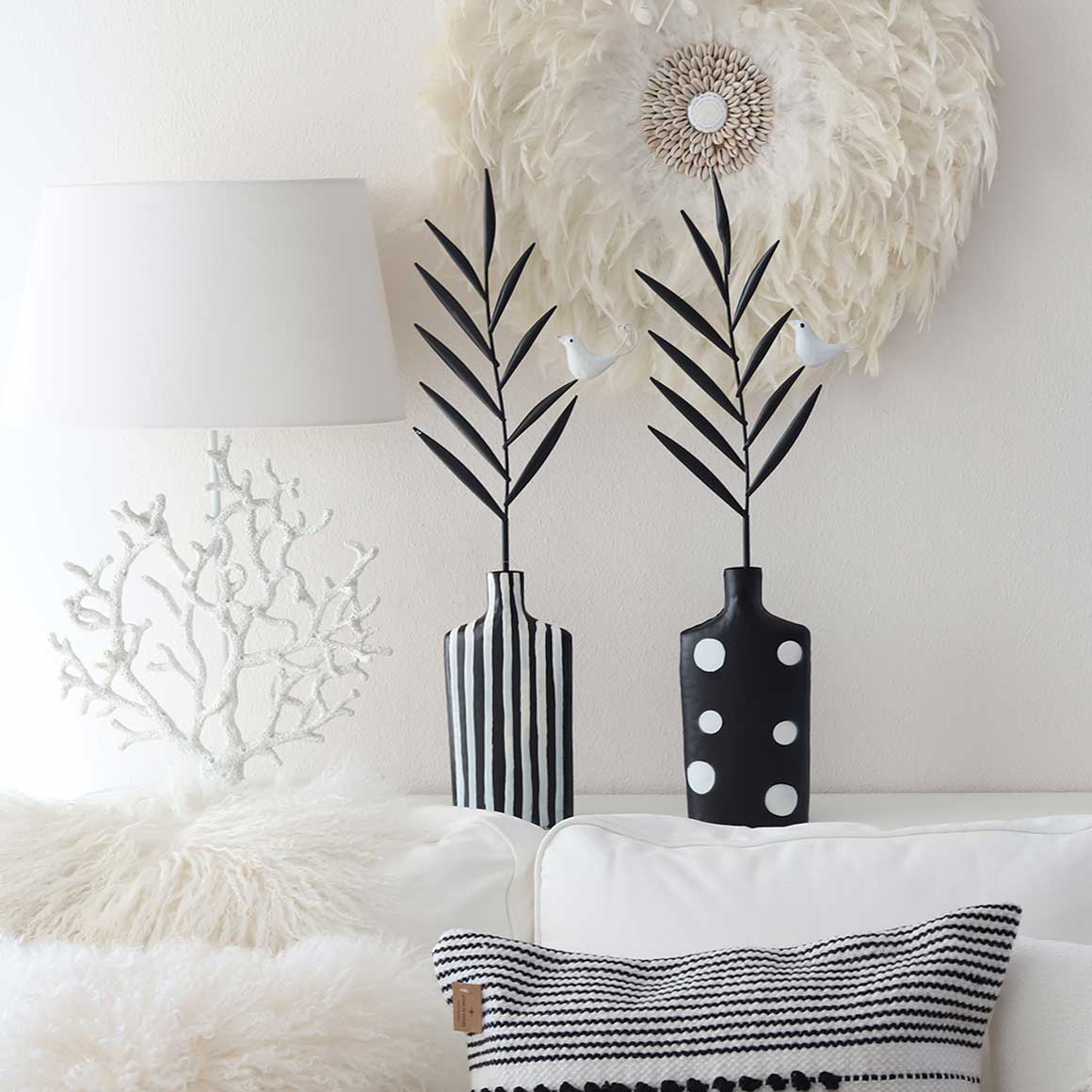 Deko fürs Sideboard Vasen Schwarz Beige Deko Vase mit Punkte Blatt und Vogel für die Konsole | Wohnzimmer Deko in Schwarz Weiß | Metall Blech Soulbirdee Onlineshop