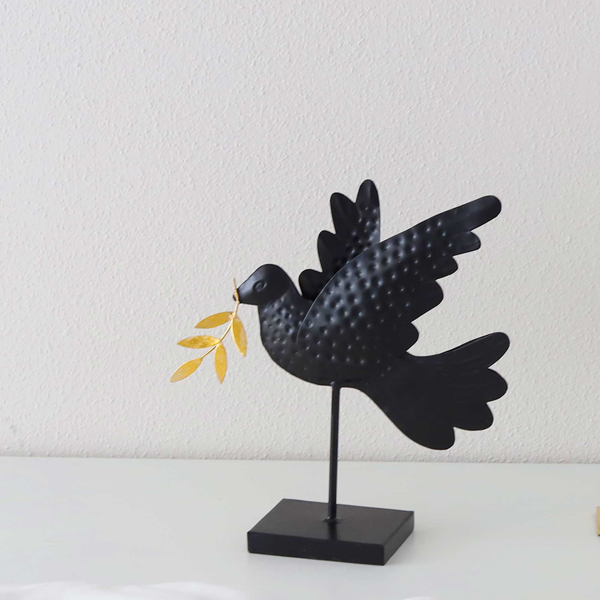 Schwarzer Vogel deko im Landhausstil Dekofigur Metakk goldenem Zweig | Deko kaufen Soulbirdee Onlineshop