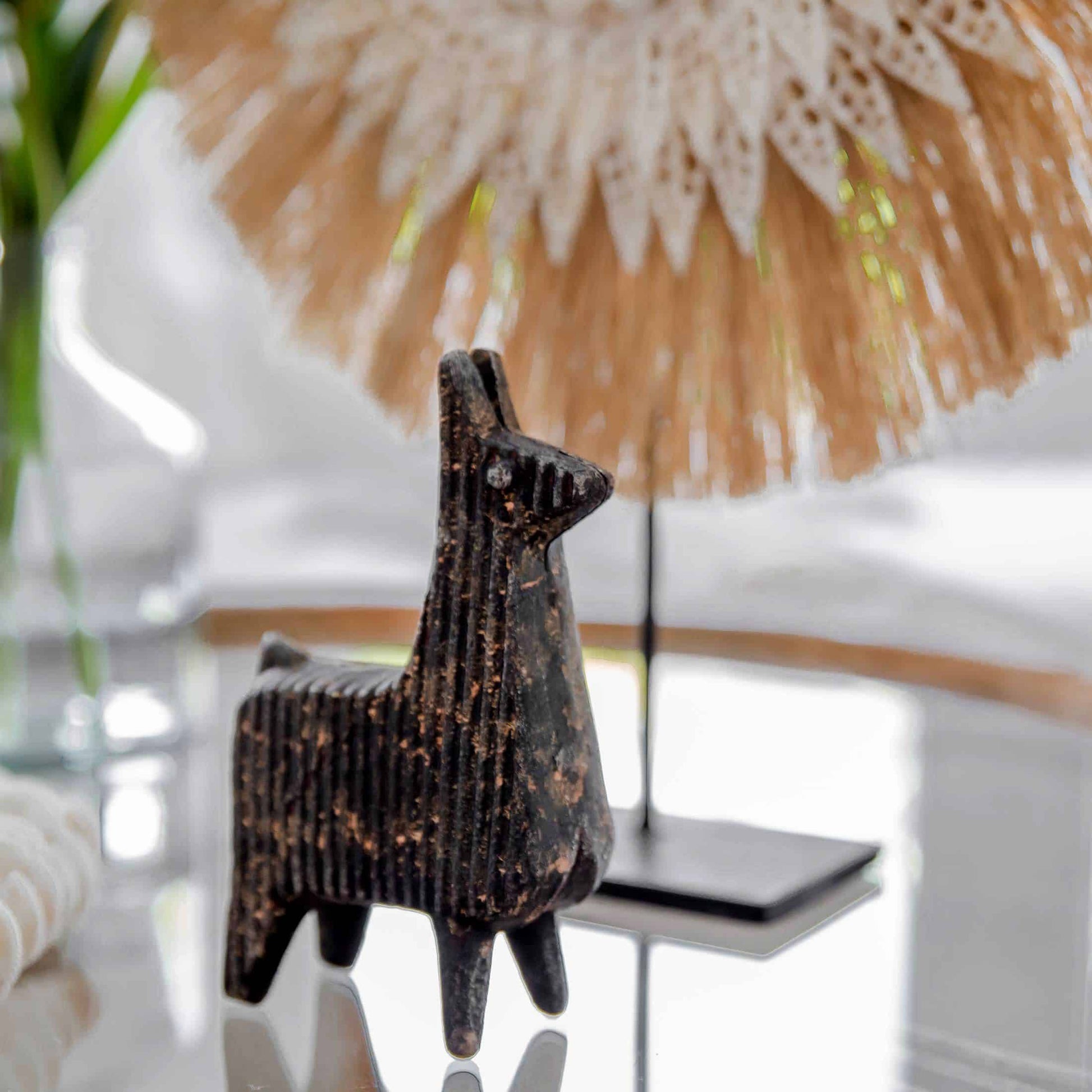 Dekofigur in Schwarz aus Metall mit einem Lama von der Marke Bloomingville. Entdecken Sie unsere süßen Dekofiguren im Soulbirdee Onlineshop