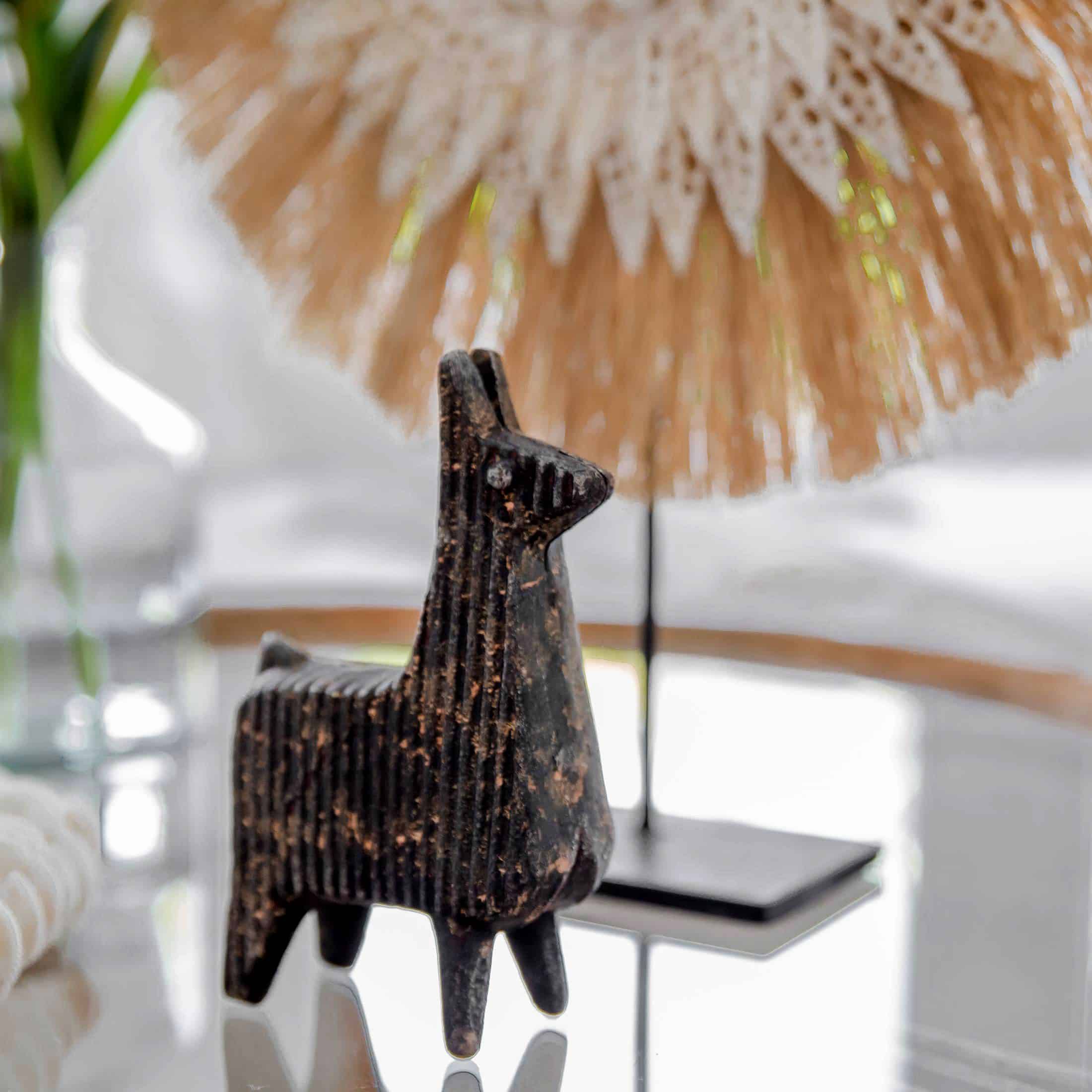 Dekofigur in Schwarz aus Metall mit einem Lama von der Marke Bloomingville. Entdecken Sie unsere süßen Dekofiguren im Soulbirdee Onlineshop