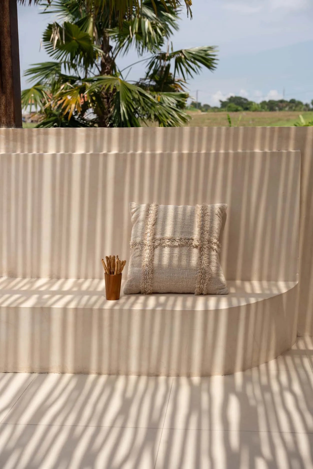 Boho Kissen Dekokissen beige quadratisch Bali quadratisches Boho Kissen 50x50 Beige mit Muscheln & Baumwolle Kissenhülle Bazar Bizar Deko kaufen | Boho Style Interior ✓ Soulbirdee Onlineshop