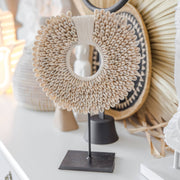 Wohndeko aus Muscheln ♥ Muschelkette auf einem Ständer ♥ Extravagante Deko im Boho & Ethno Style im Soulbirdee Onlineshop kaufen