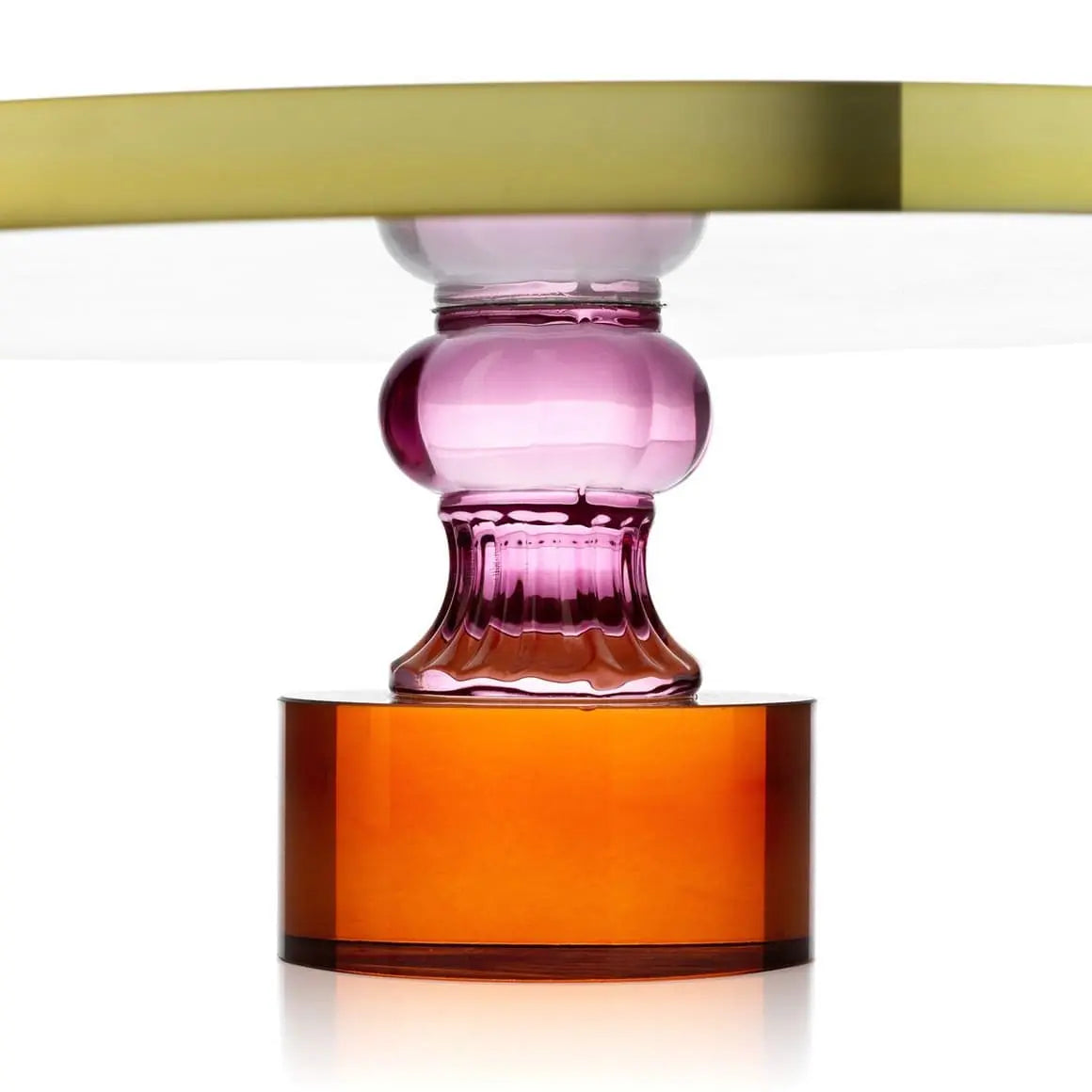 Tortenplatte aus Glas mit Detail des Glasfuss in 3 Farben