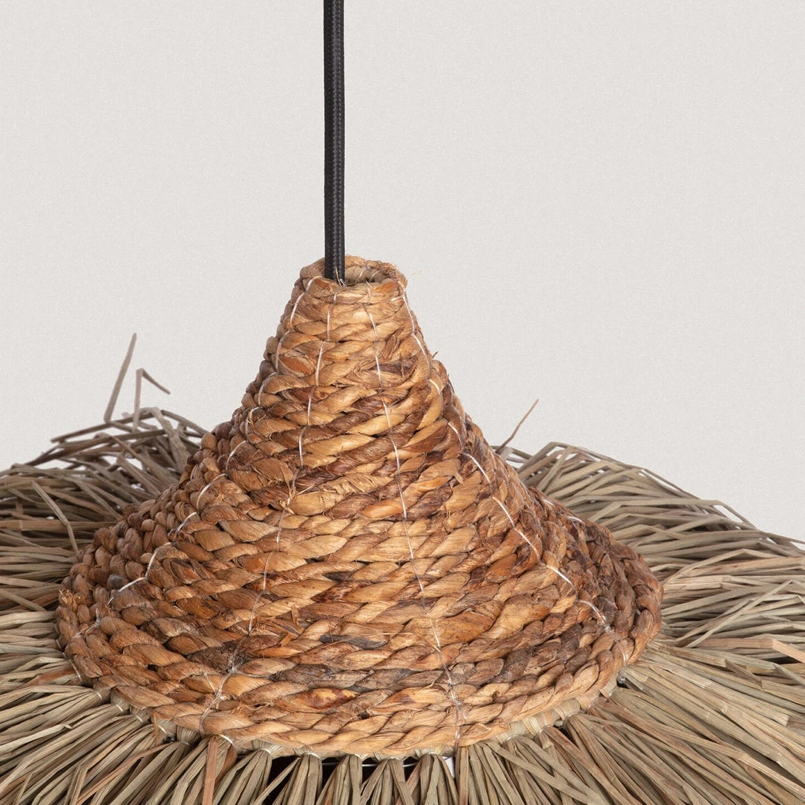Detailansicht der Oberseite der Rattan Pendelleuchte Liana mit geflochtener Struktur in Dachform zur Aufnahme der Lampenfassung im natürlichen Boho Design.