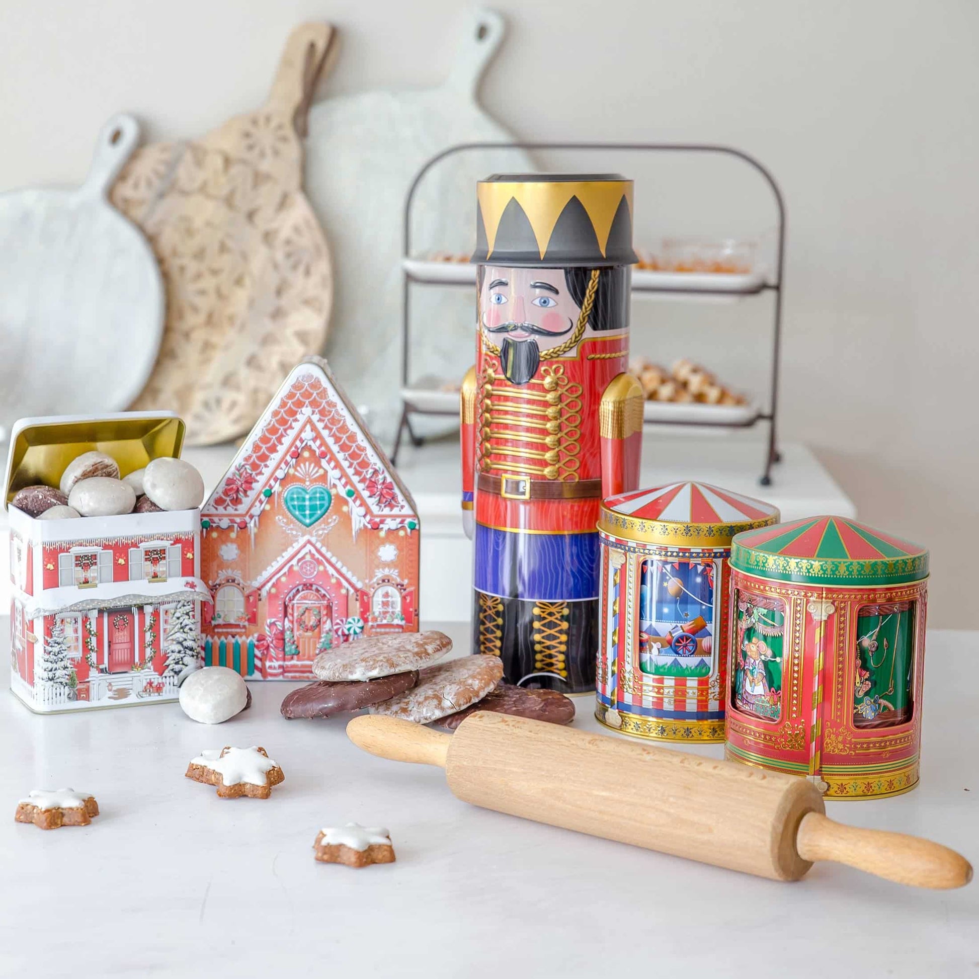 Spieluhrdosen für Plätzchen ♥ Schöne Keksdosen aus England. Das Karussell in der Mitte dreht sich und spielt eine Melodie ☆ Plätzchen-Dosen kaufen im Soulbirdee Onlineshop