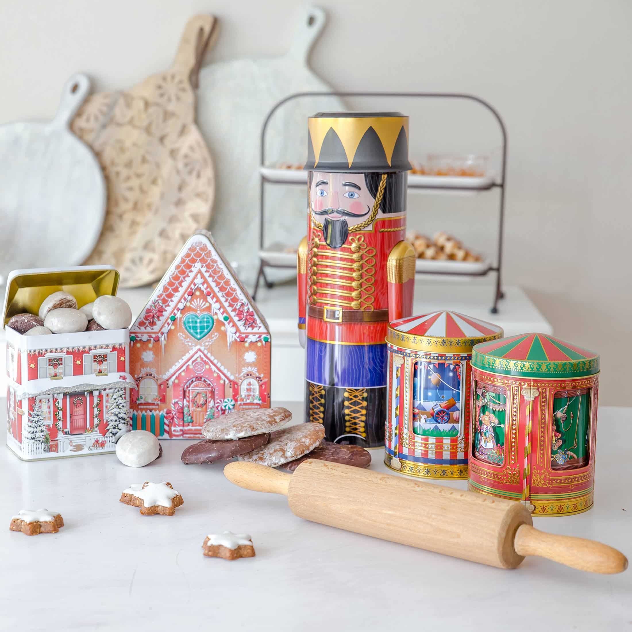 Spieluhrdosen für Plätzchen ♥ Schöne Keksdosen aus England. Das Karussell in der Mitte dreht sich und spielt eine Melodie ☆ Plätzchen-Dosen kaufen im Soulbirdee Onlineshop
