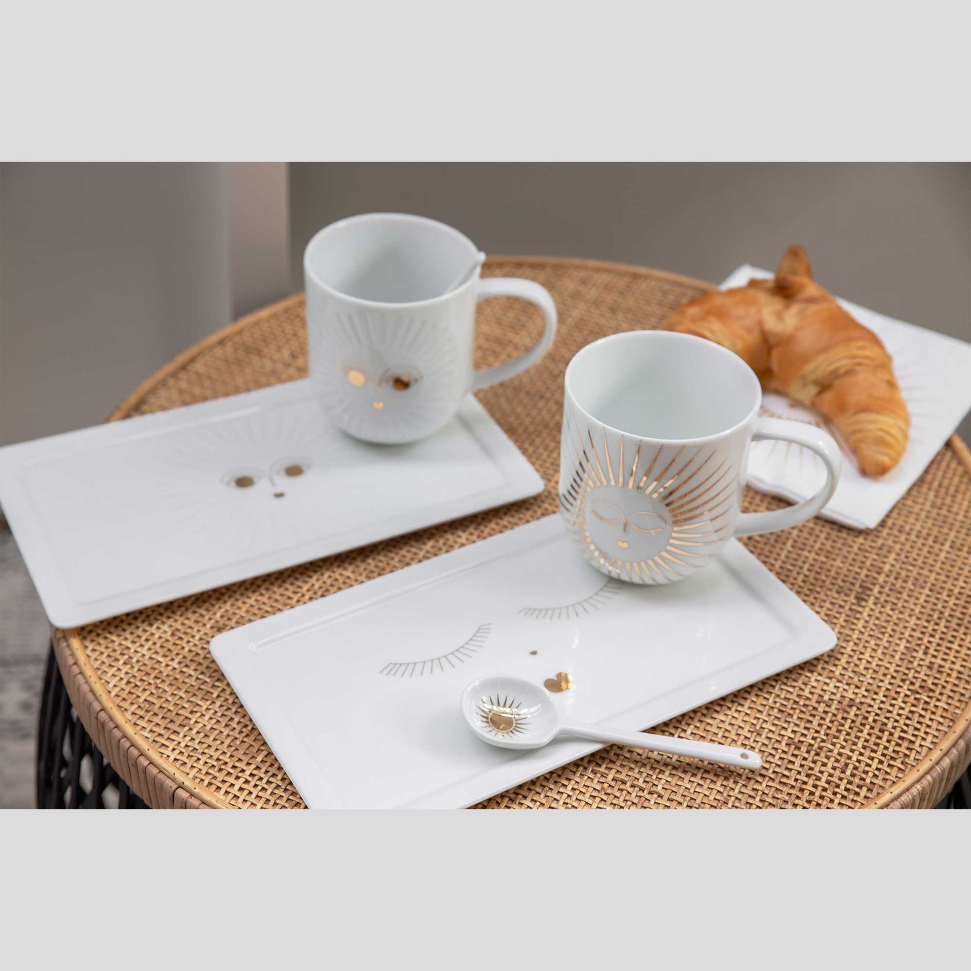 Boho Geschirr mit Gold auf weißem Porzellan, Gesichter mit Relief ist eine Sonne eingraviert und hat ein goldenes Gesicht, Geschirr Kuchenteller Boho Style