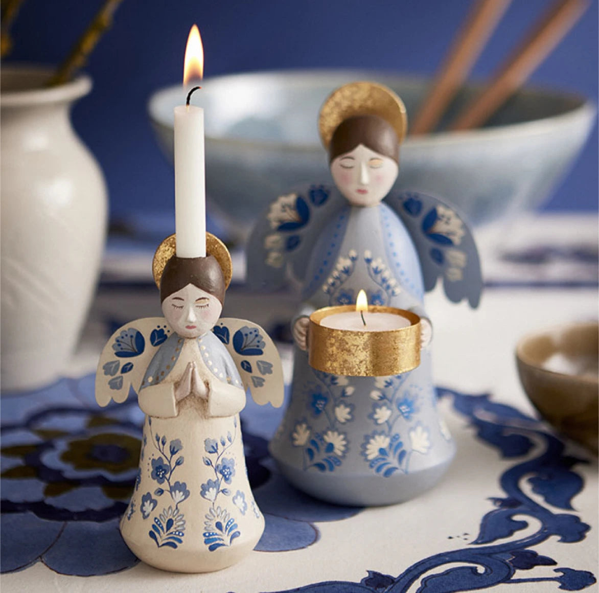 Detail Blauer Engel handbemalt feine Muster Blaunuancen goldene Akzente Figur