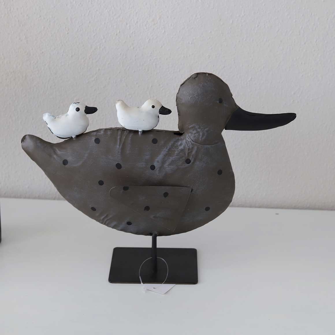 Ente Rückseite mit Babies als Deko im Frühling Shabby Chic Deko 2024 Baden Landhaus Deko Soulbirdee Onlineshop Deko aus Metall Deko fürs Wohnzimmer