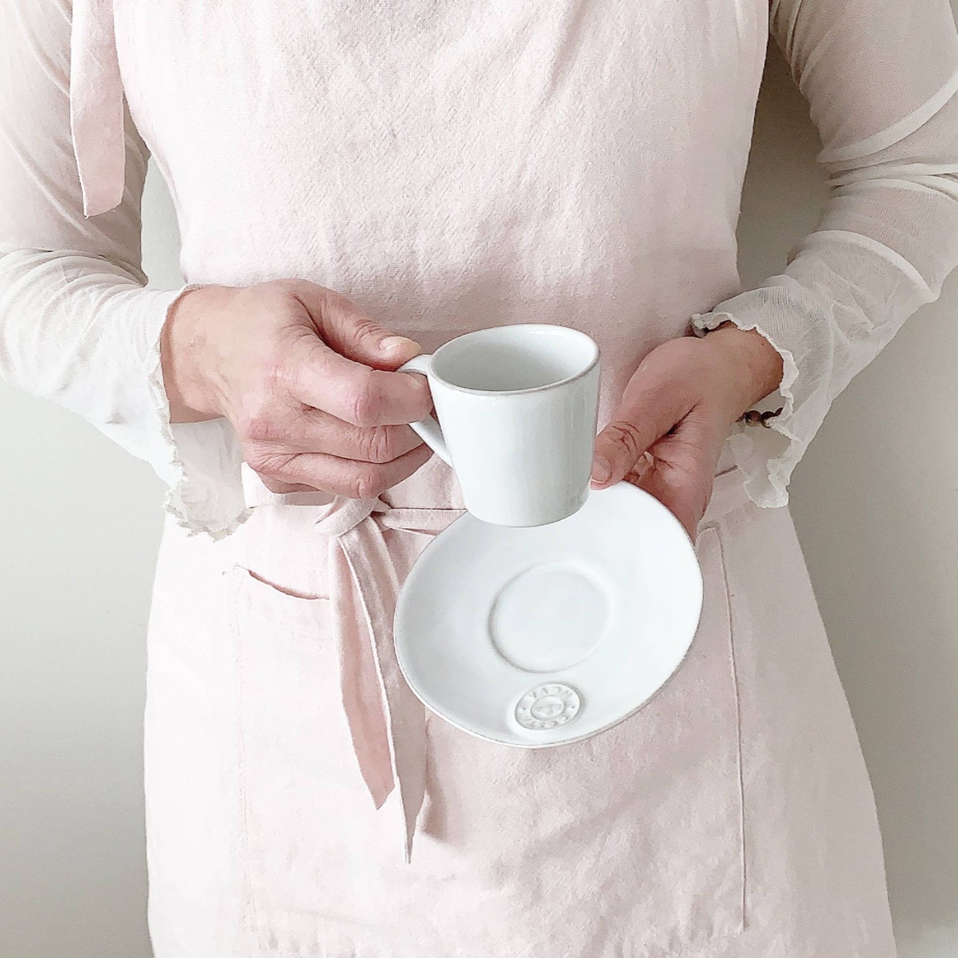 Espressotasse mit Henkel und Untersetzer aus Steingut von der Marke Costa Nova. Spülmaschinenfestes und mirkowellenfestes Geschirr bei Soulbirdee kaufen