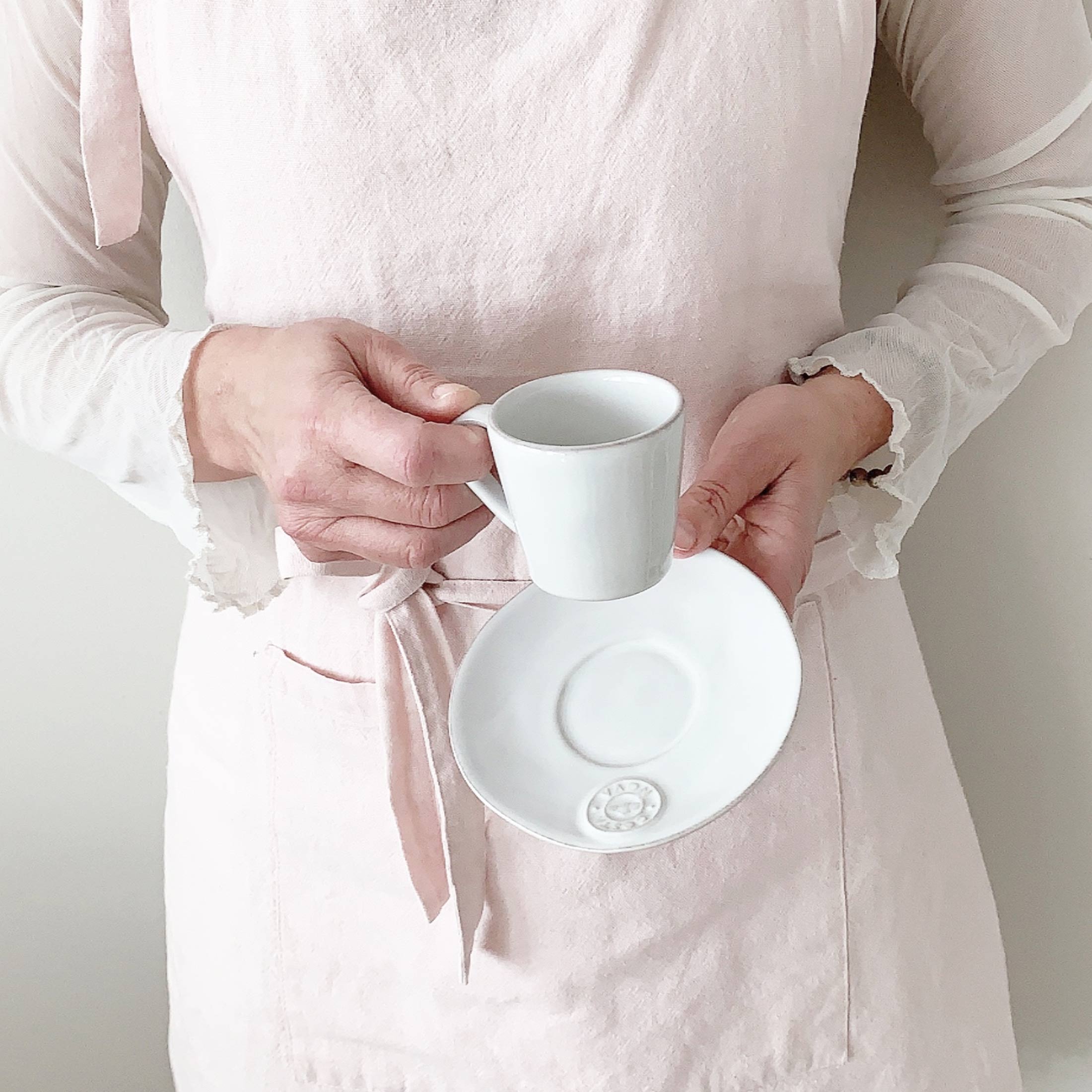 Espressotasse mit Henkel und Untersetzer aus Steingut von der Marke Costa Nova. Spülmaschinenfestes und mirkowellenfestes Geschirr bei Soulbirdee kaufen