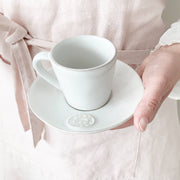 Weisse Espressotasse mit Untersetzer aus Steingut | Geschirr von Costa Nova | Geschenk | Pflegeleicht für das Büro | Spülmaschine geeignet | Onlineshop