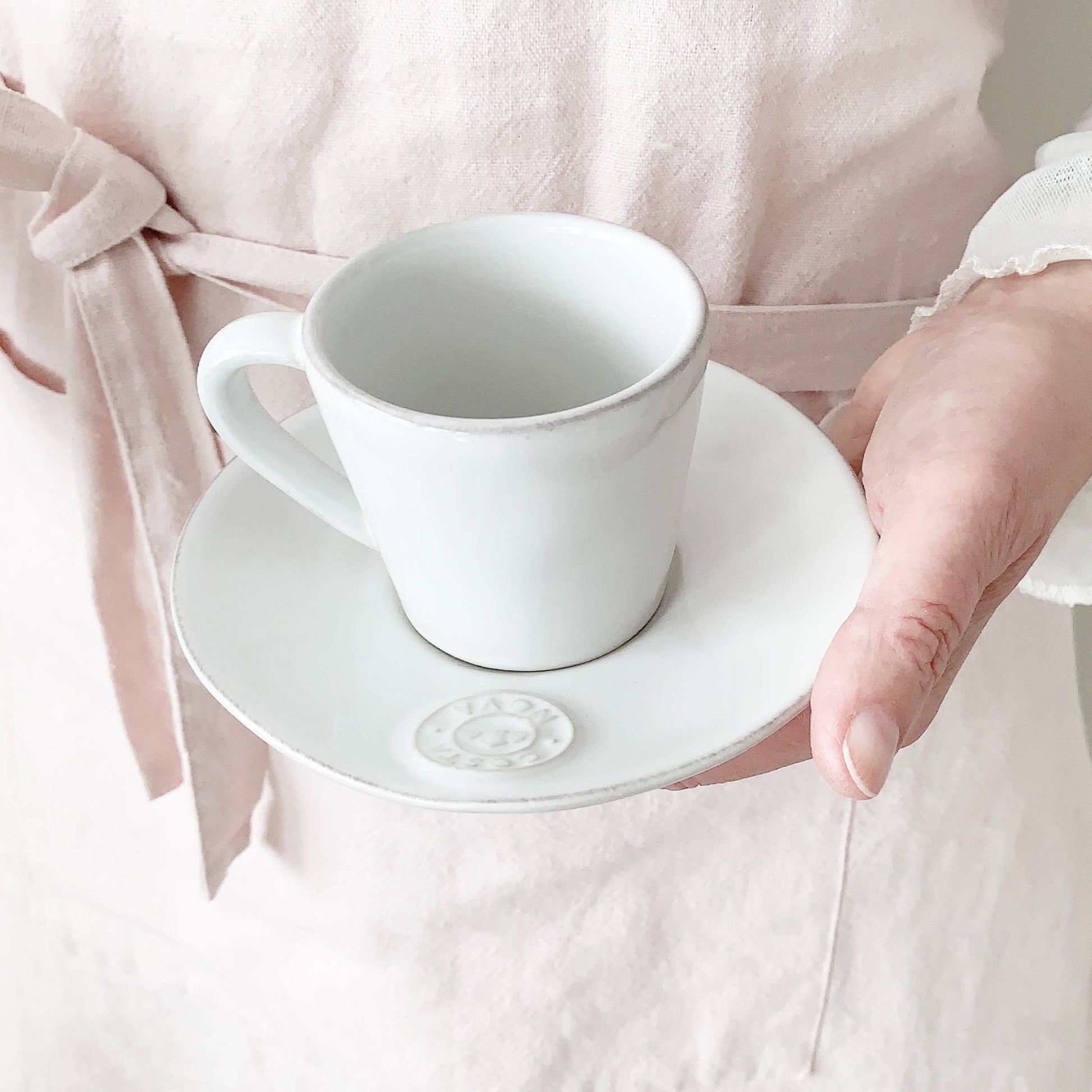 Weisse Espressotasse mit Untersetzer aus Steingut | Geschirr von Costa Nova | Geschenk | Pflegeleicht für das Büro | Spülmaschine geeignet | Onlineshop