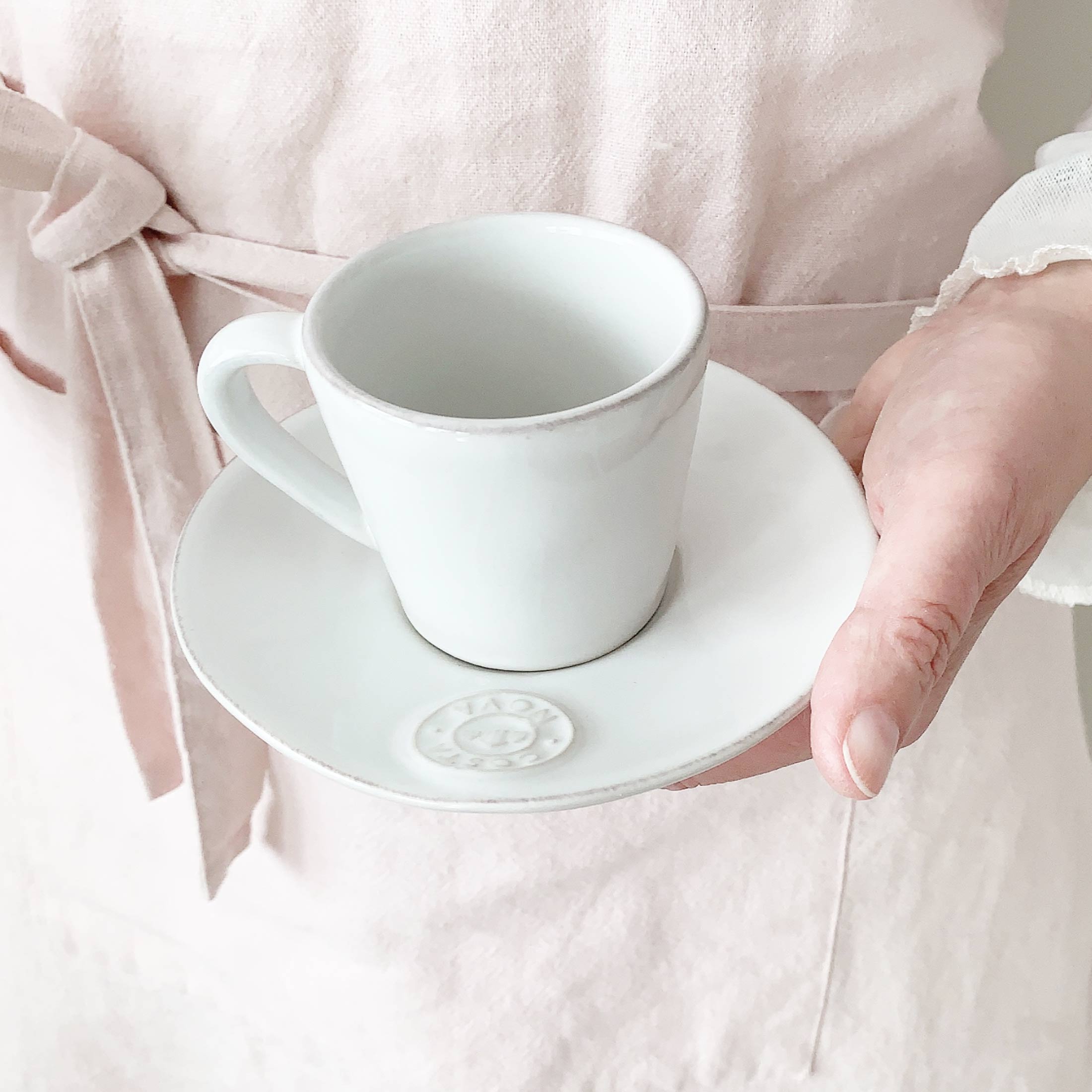 Weisse Espressotasse mit Untersetzer aus Steingut | Geschirr von Costa Nova | Geschenk | Pflegeleicht für das Büro | Spülmaschine geeignet | Onlineshop