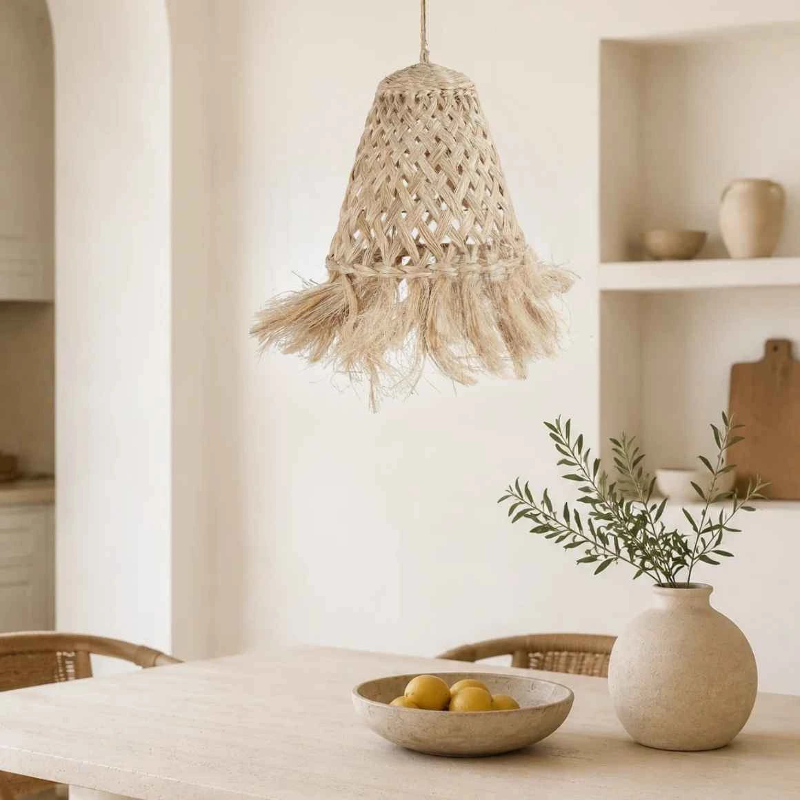 Esstischlampe hell geflochten im esszimmer das im nordischen mediterranen Stil eingerichtet ist