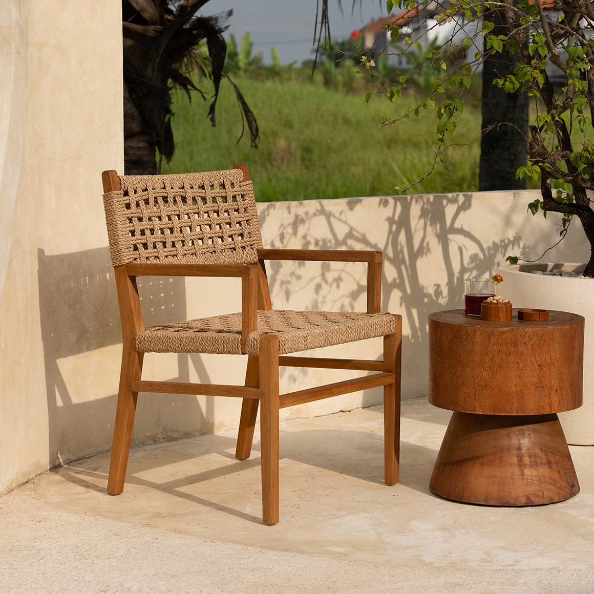 Esstisch Stühle aus Bali OTHONOI Teak Holz elegante Stühle für das Esszimmer Holzstuhl mit Armlehnen Holz Teak recykelt Sisal Bespannung geflochten Bazar Bizar Möbel Sitzmöbel Stuhl für Esstisch Stuhl kaufen Soulbirdee Onlineshop Esstisch Stühle Stuhl Soulbirdee Onlineshop Holzstuhl Armlehne Bazar Bizar Esszimmer