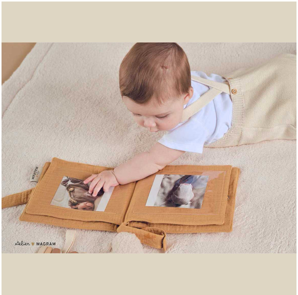 Baby spielt mit weichem Stoff Fotoalbum 
