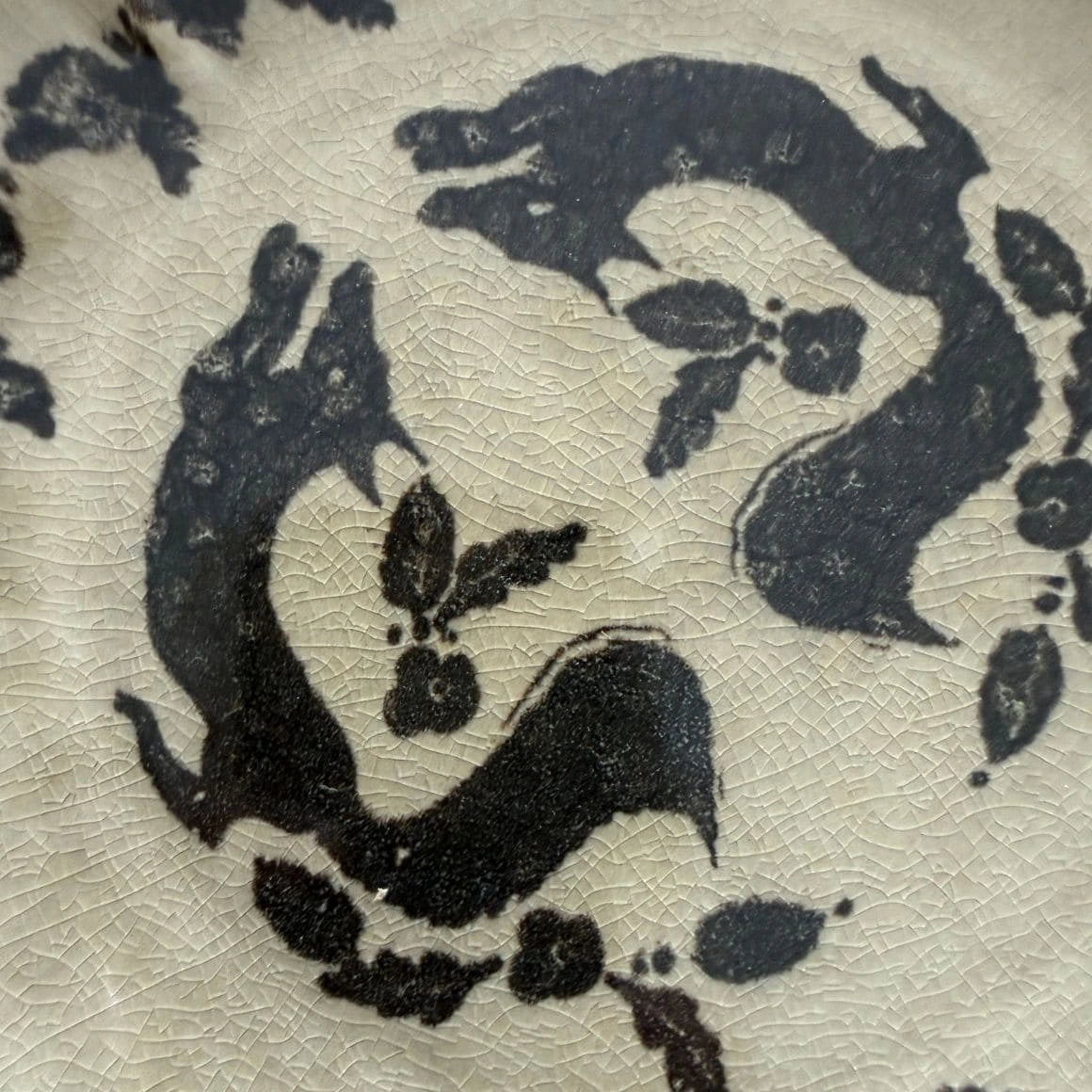 Detail Craquelé Glasur - und Vintage Motiv des Tellers der Halali Kollektion