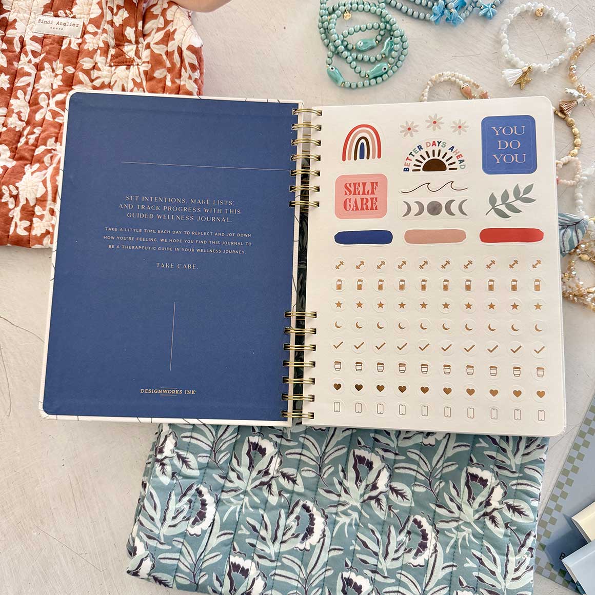 Geschenk Wellness Journal Journaling frau Geschenkidee beste freundin soulbirdee Onlineshop Spiralbuch Sticker Fragen innen