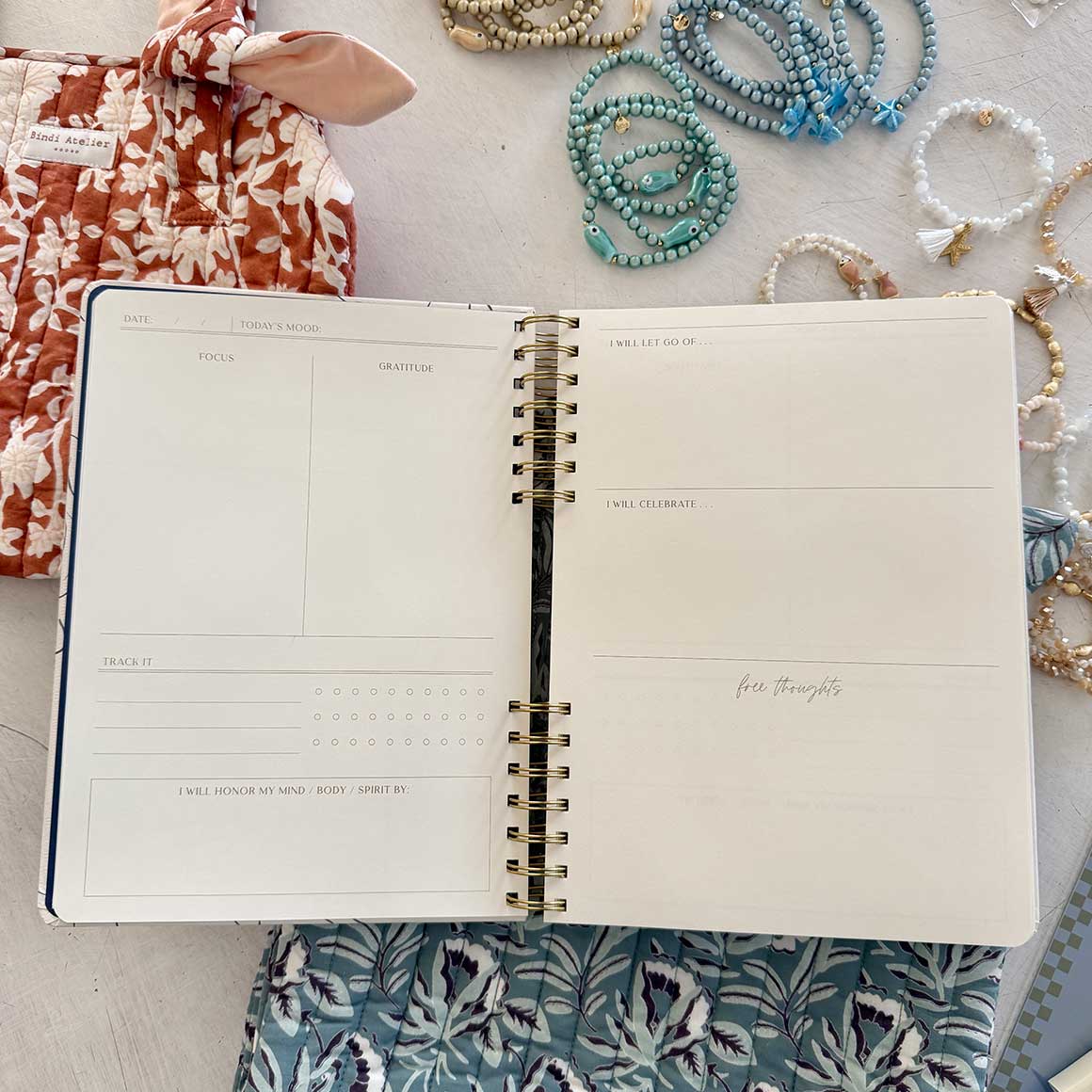 Geschenk Wellness Journal Spiralbuch Journaling frau Geschenkidee beste freundin Selbstliebe tagebuch Stift beige gold soulbirdee
