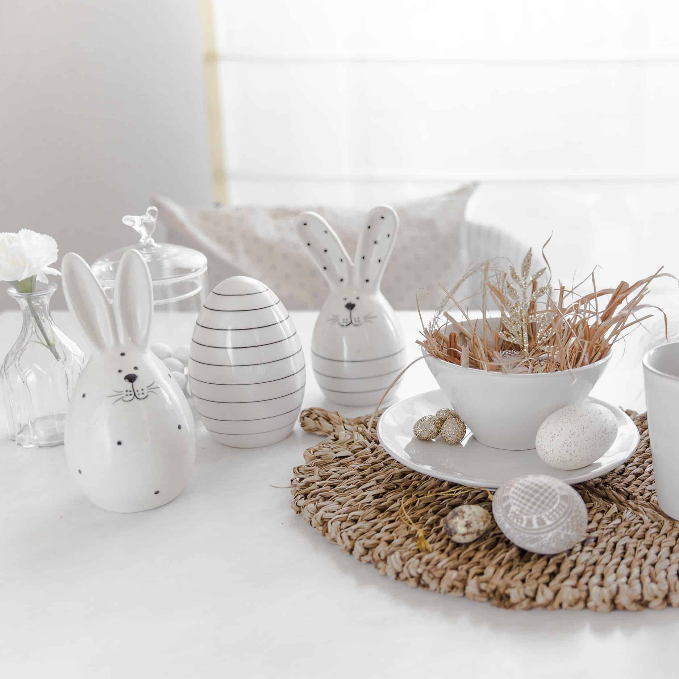Osterhasen osterdeko draußen Skandi Ostern Deko Hasen Osterhase im skandinavischen Wohnstil aus weißen Porzellan. Entdecke die beliebten Osterhasen mit den Streifen für das Osterfest
