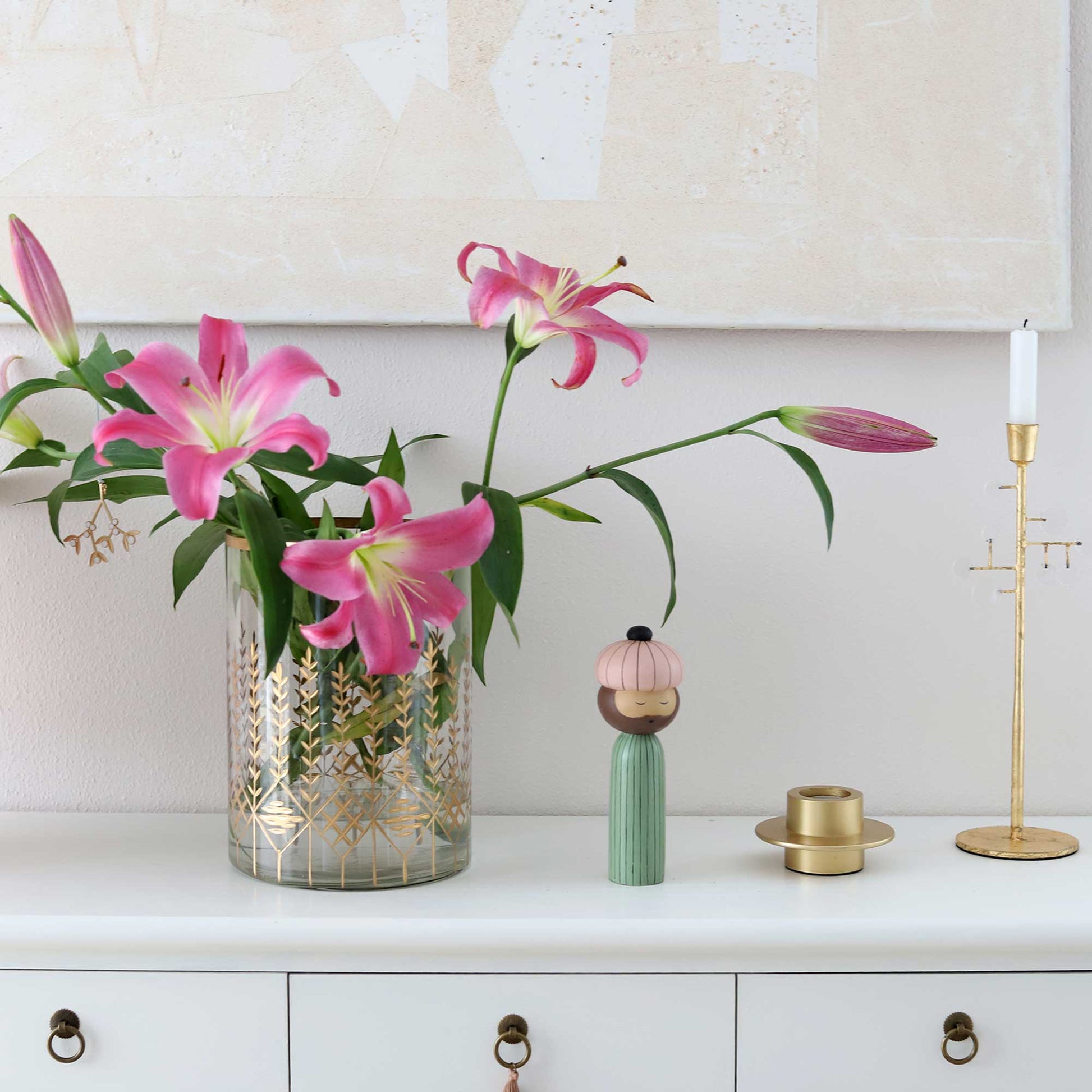 Goldene Vase mit skandinavischem Muster