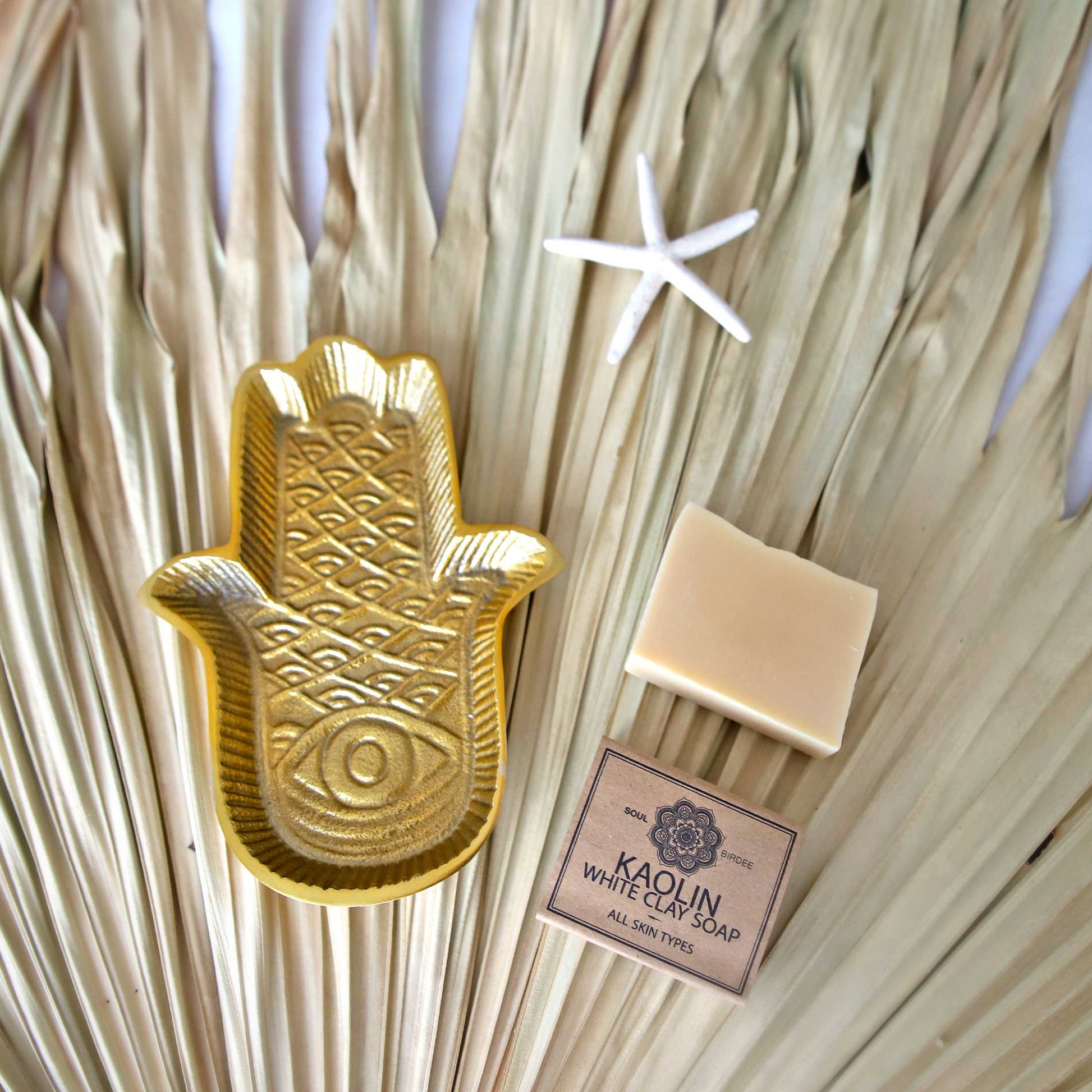 Goldenes Deko Tablett Hamsa Hand | Fatimas Hand von Liv Interior im orientalischen Wohnstil. Traumhafte Tabletts mit der Fatima und weitere Deko bei Soulbirdee Onlineshop kaufen