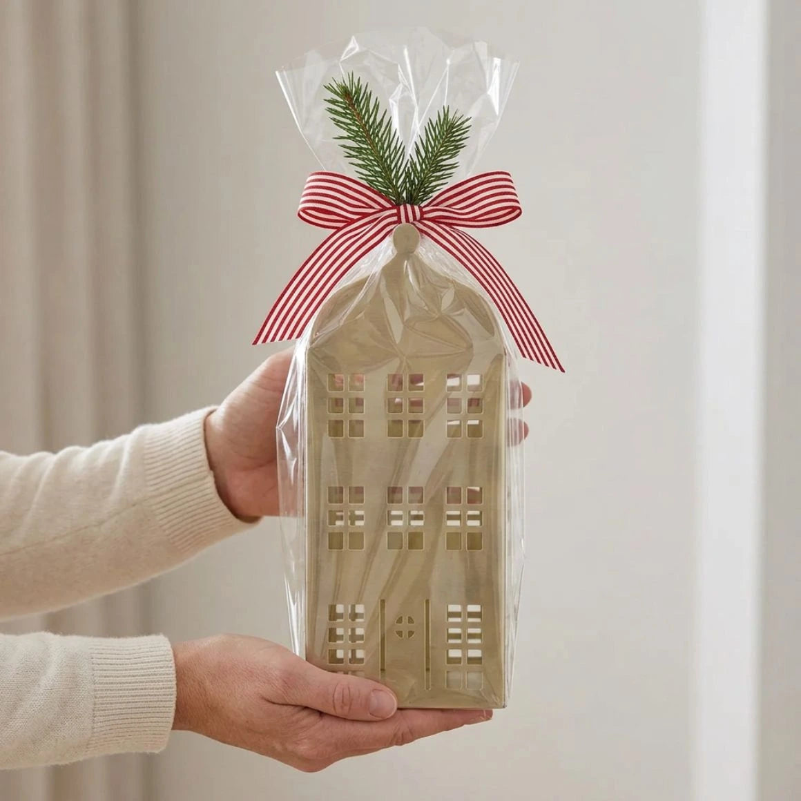 Goldenes Lichthaus als Geschenk zu Weihnachten verpackt