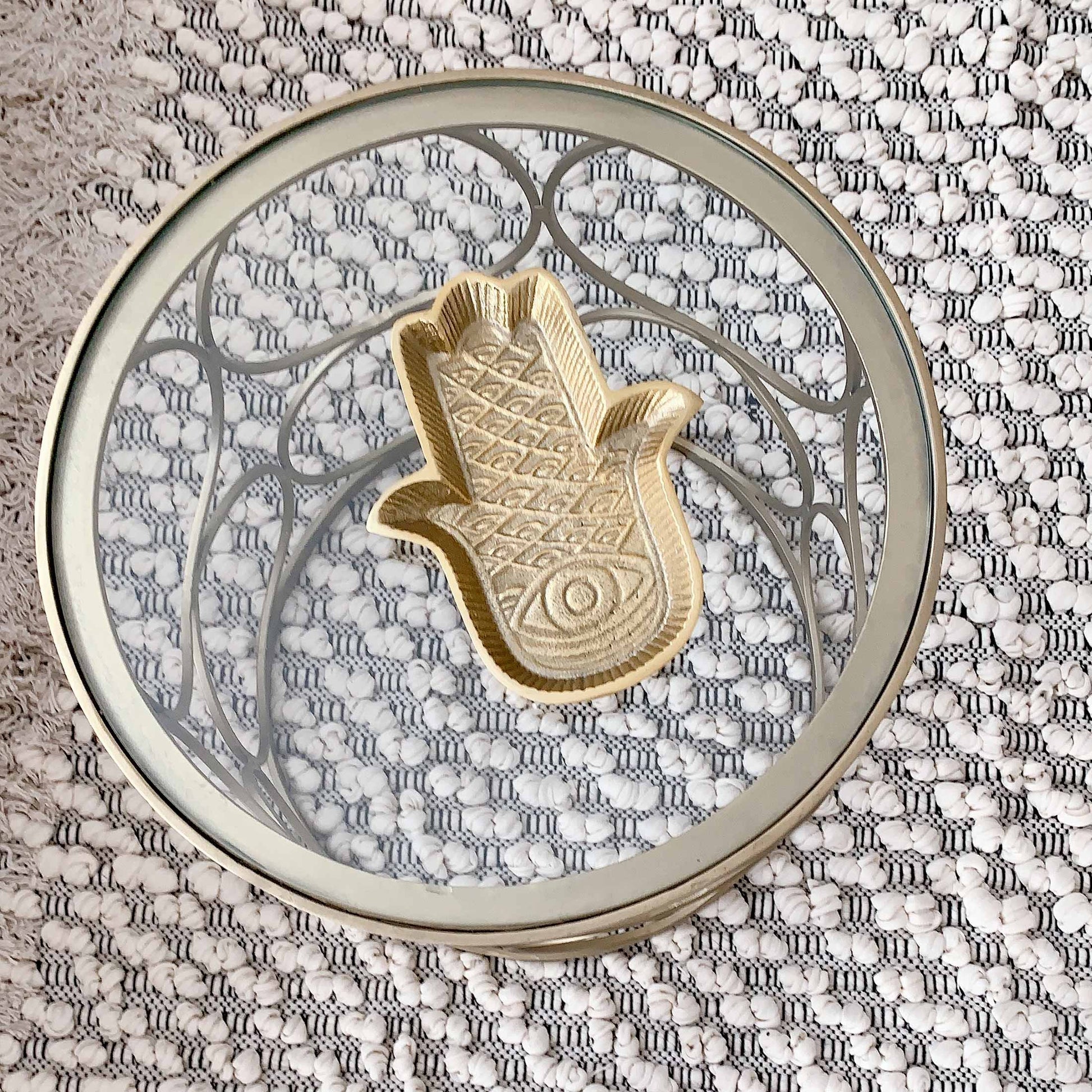 Dekotablett in Gold, Fatimas Hand im marokkanischen Wohnstil. Gold | Liv Interior Entdecke die goldenen Tabletts mit der Fatima und weitere Deko