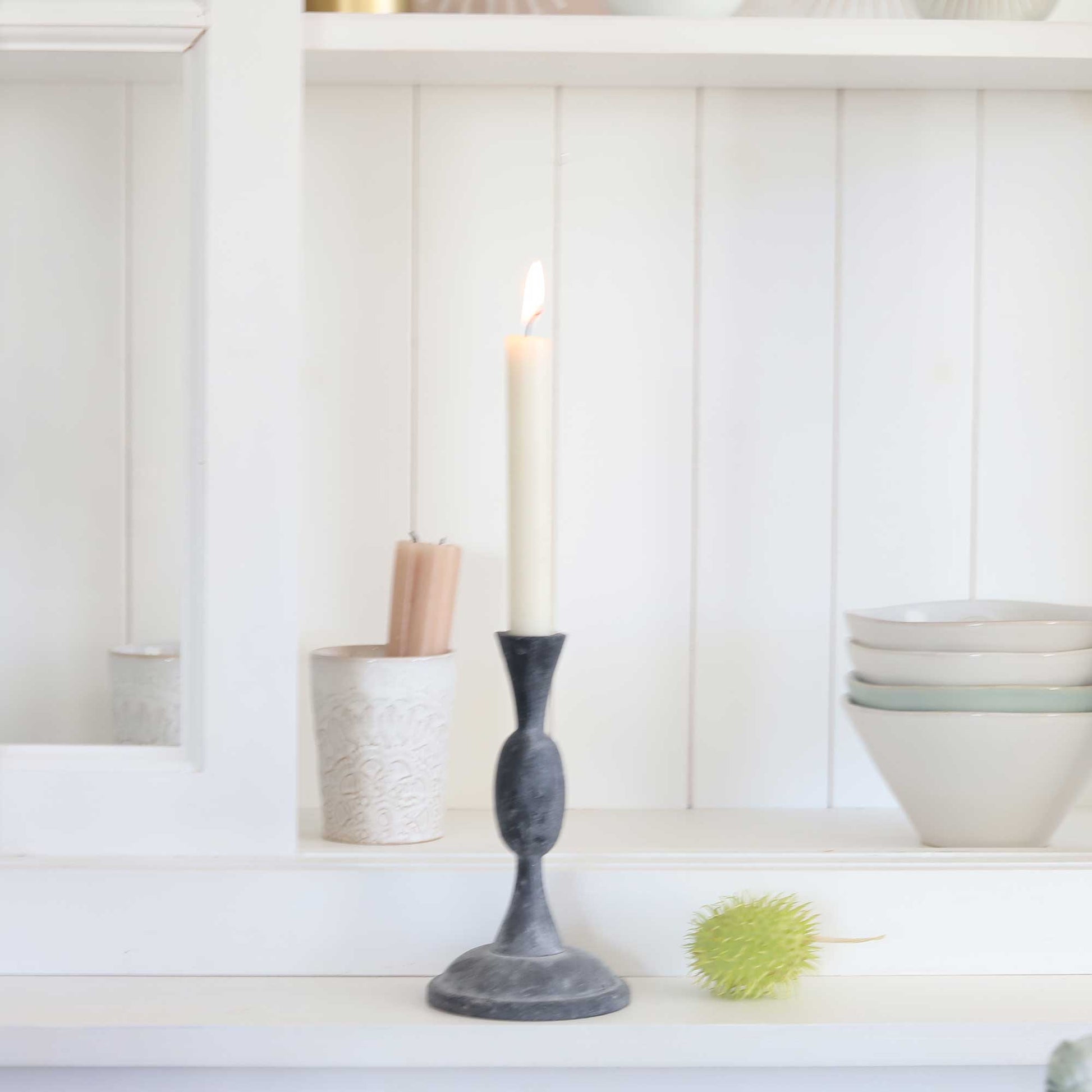 Kleiner Kerzenständer aus Eisen und 17 cm Höhe von der Marke Affari. Kerzenhalter im Landhausstil in Grau bei Soulbirdee kaufen