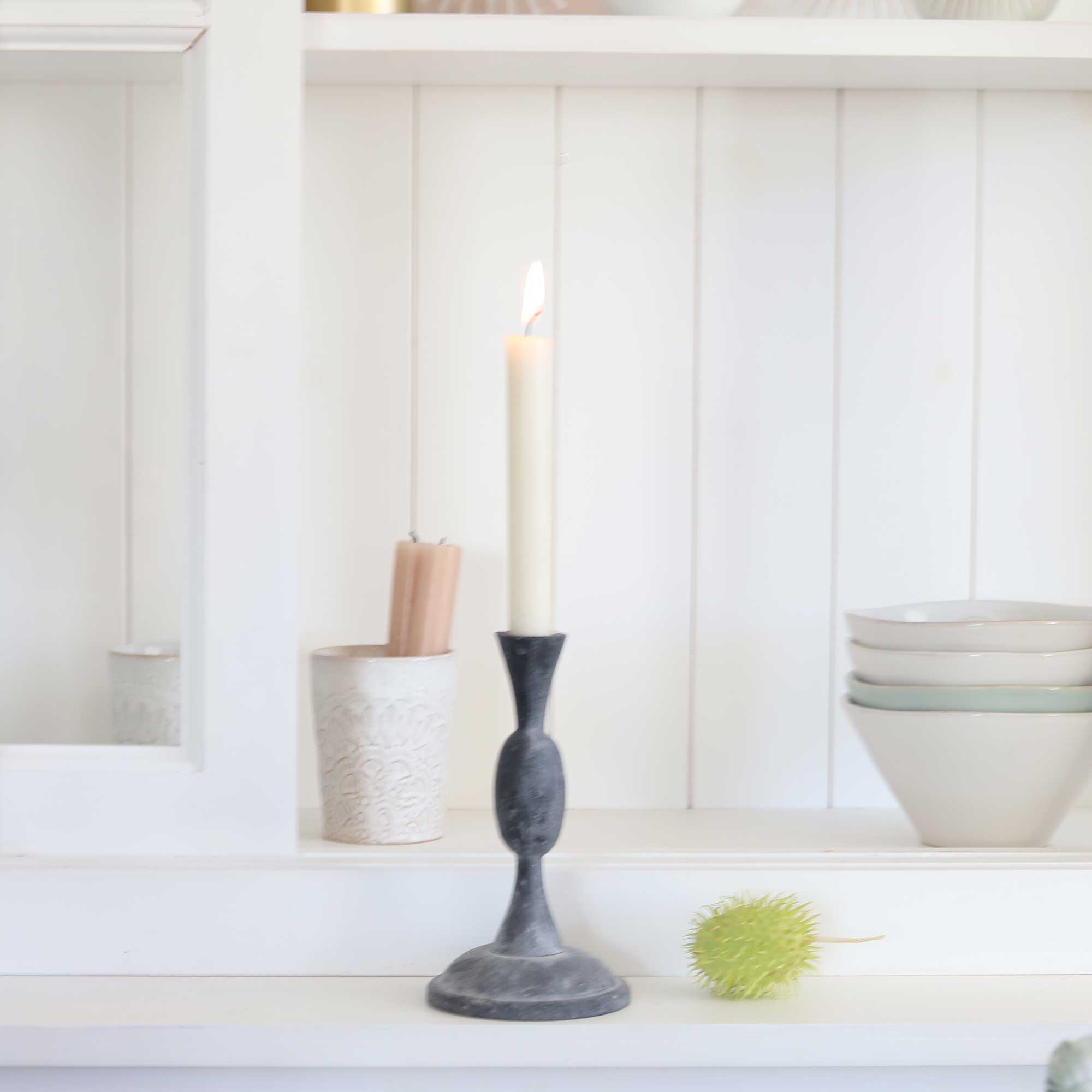 Kleiner Kerzenständer aus Eisen und 17 cm Höhe von der Marke Affari. Kerzenhalter im Landhausstil in Grau bei Soulbirdee kaufen
