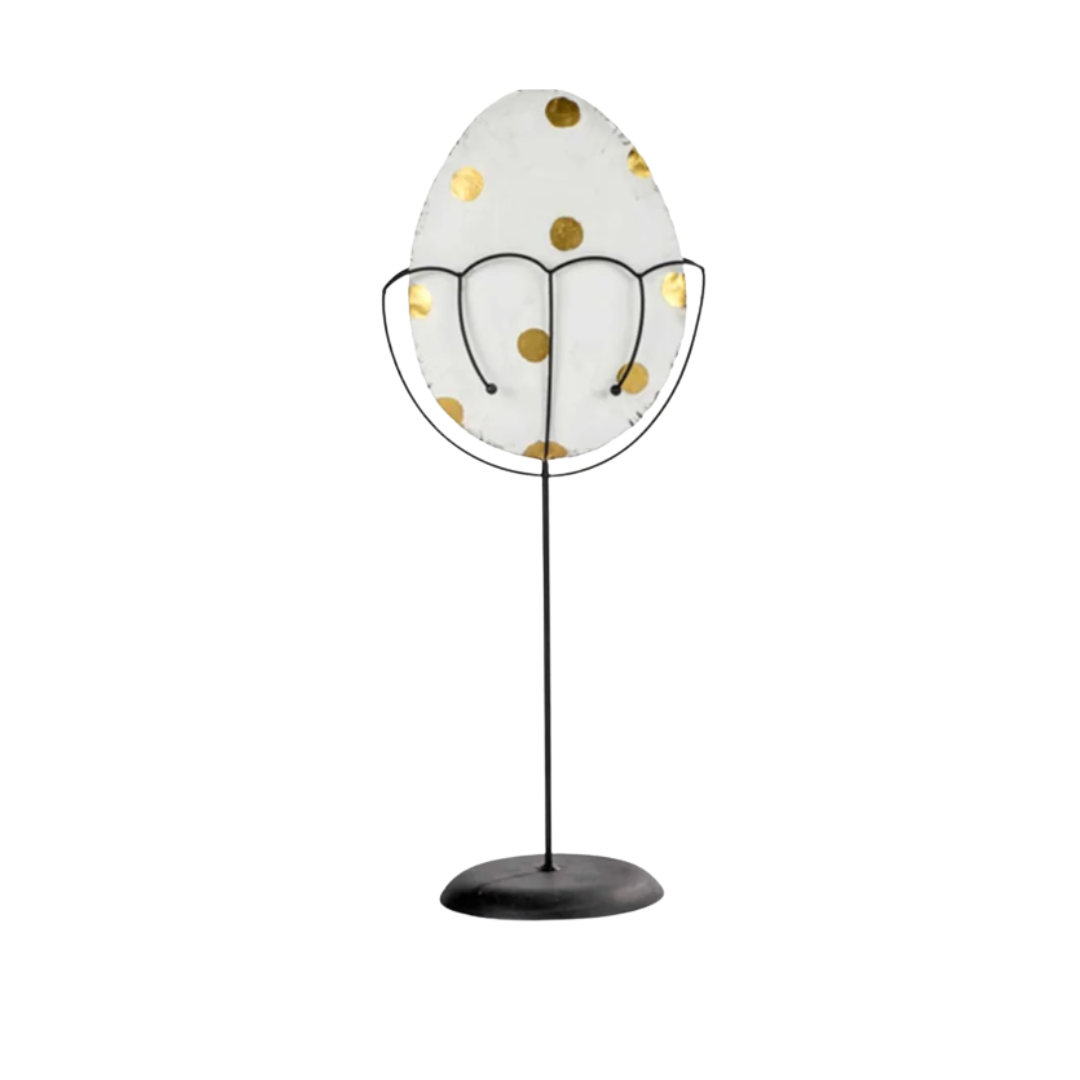 Osterei mit goldenen Punkten