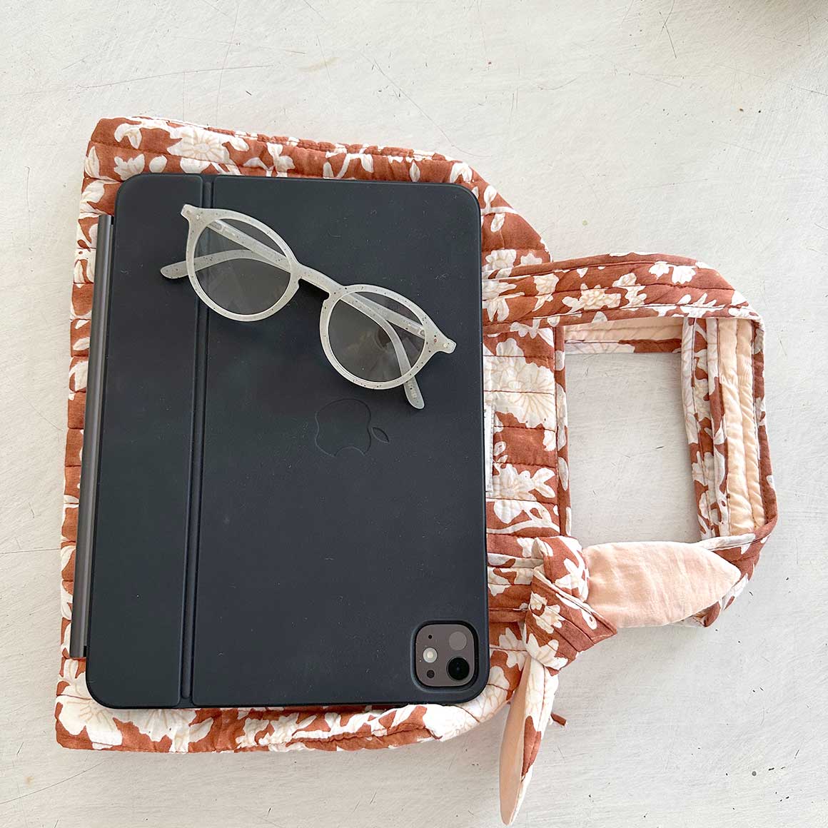 Handtasche ipad tasche aufbewahrung kosmetik tasche henkeltasche tasche soulbirdee onlineshop geschenk baumwolle stoff shopper gesteppt blumen print floral bindi atelier Baby wickeltasche