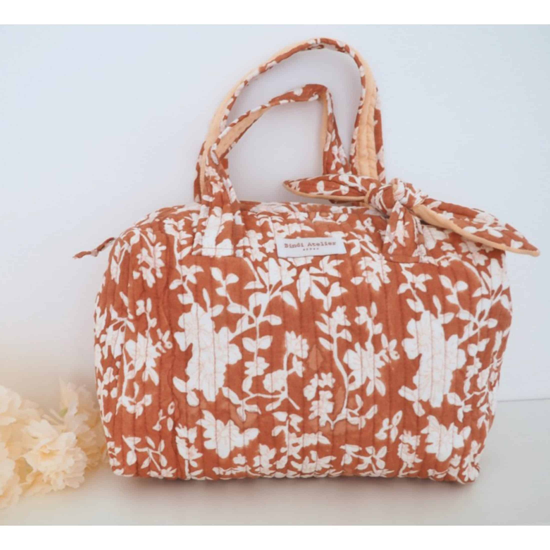 Handtasche kosmetik tasche henkeltasche tasche soulbirdee onlineshop geschenk baumwolle stoff shopper gesteppt blumen print floral bindi atelier Baby wickeltasche