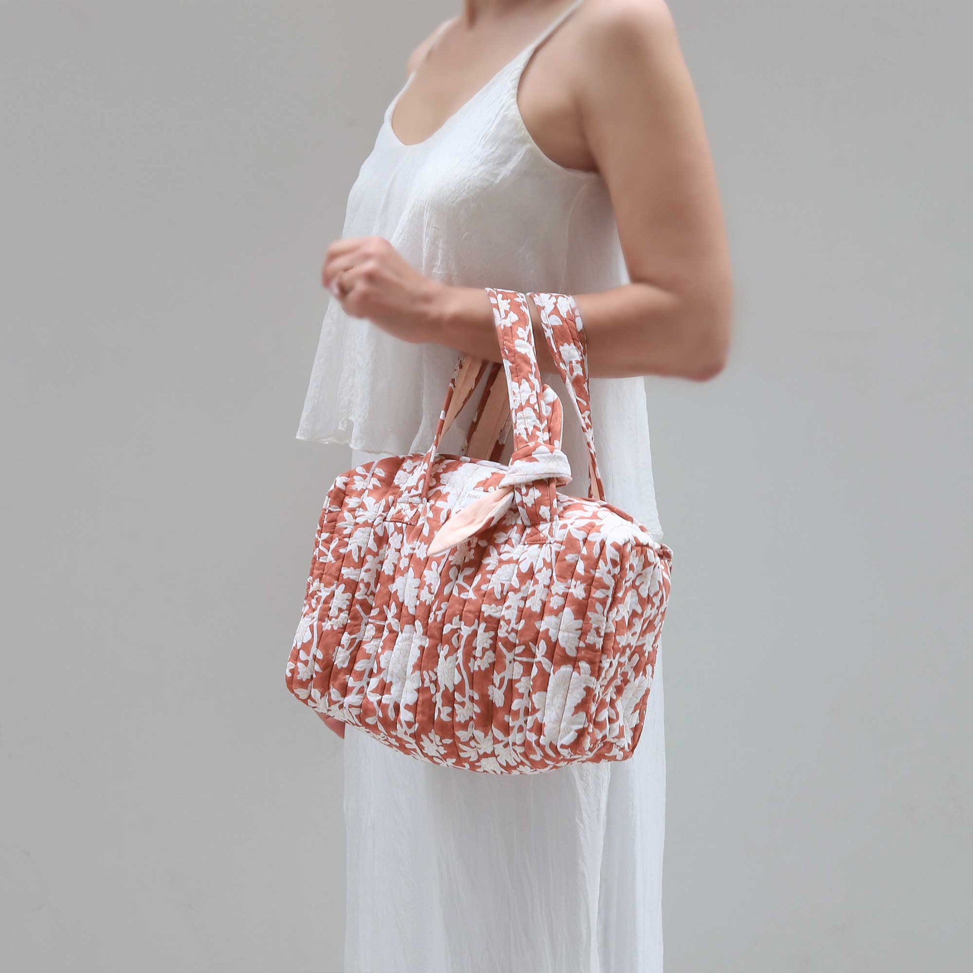 Handtasche kosmetik tasche henkeltasche tasche soulbirdee onlineshop geschenk baumwolle stoff shopper gesteppt blumen print floral bindi atelier