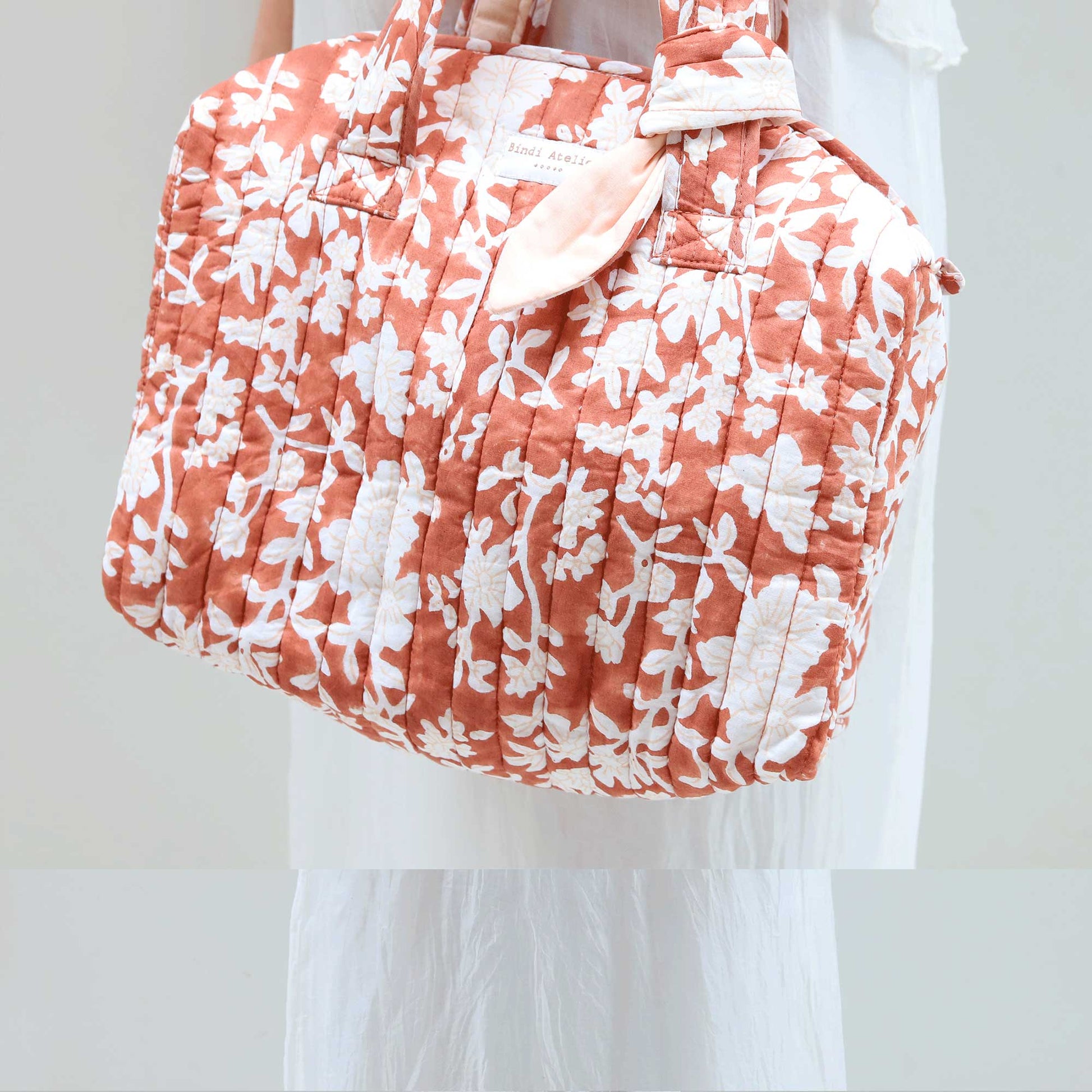 Handtasche tragetasche kosmetik tasche henkeltasche tasche soulbirdee onlineshop geschenk baumwolle stoff shopper gesteppt blumen print floral bindi atelier