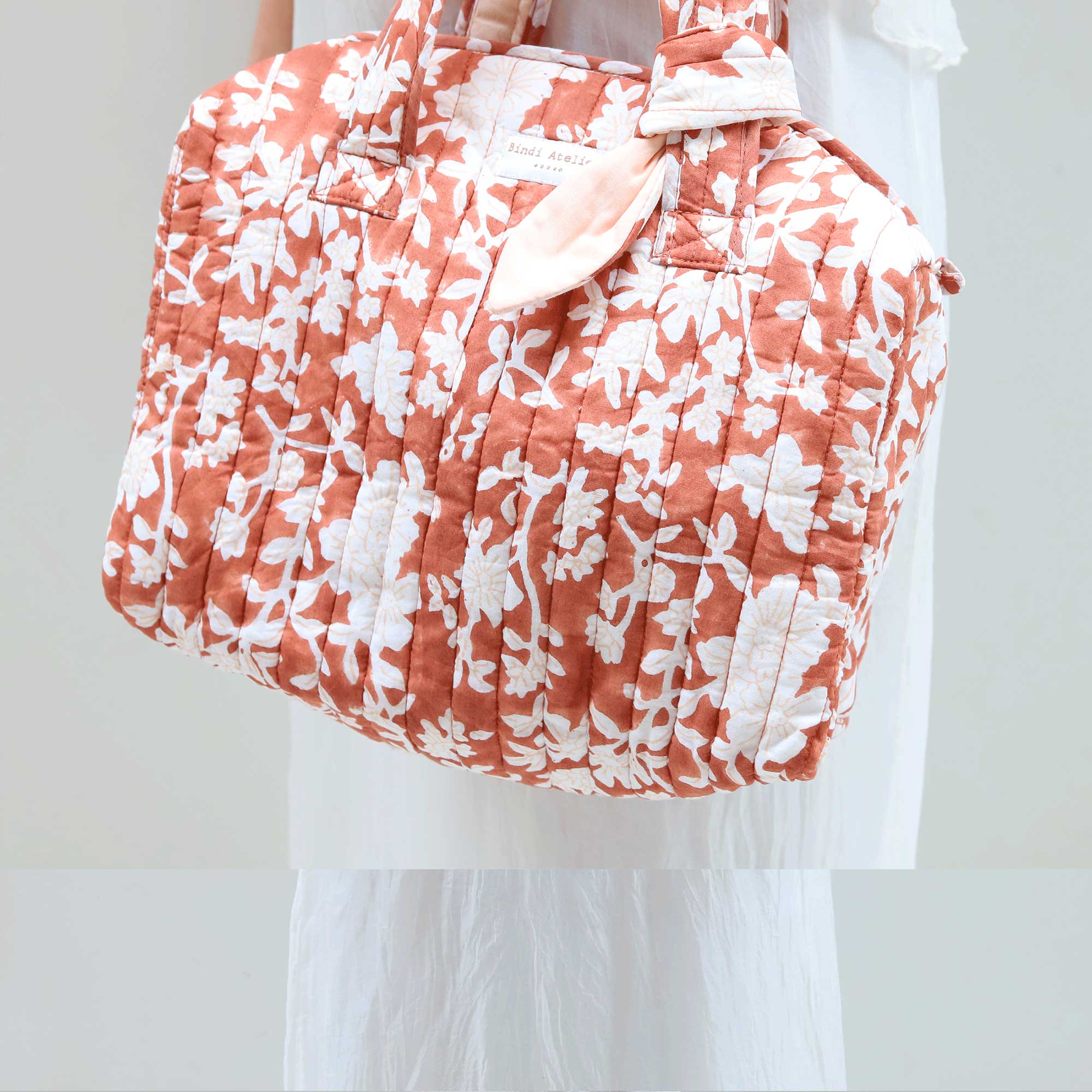 Handtasche tragetasche kosmetik tasche henkeltasche tasche soulbirdee onlineshop geschenk baumwolle stoff shopper gesteppt blumen print floral bindi atelier