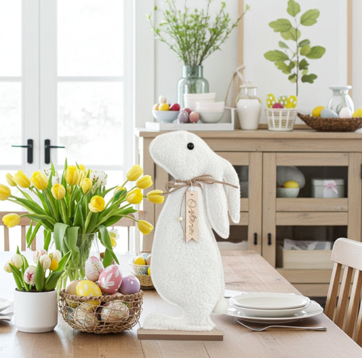 weisser stoff hase als osterdeko auf dem gedeckten tisch osterfrühstück tishdeko