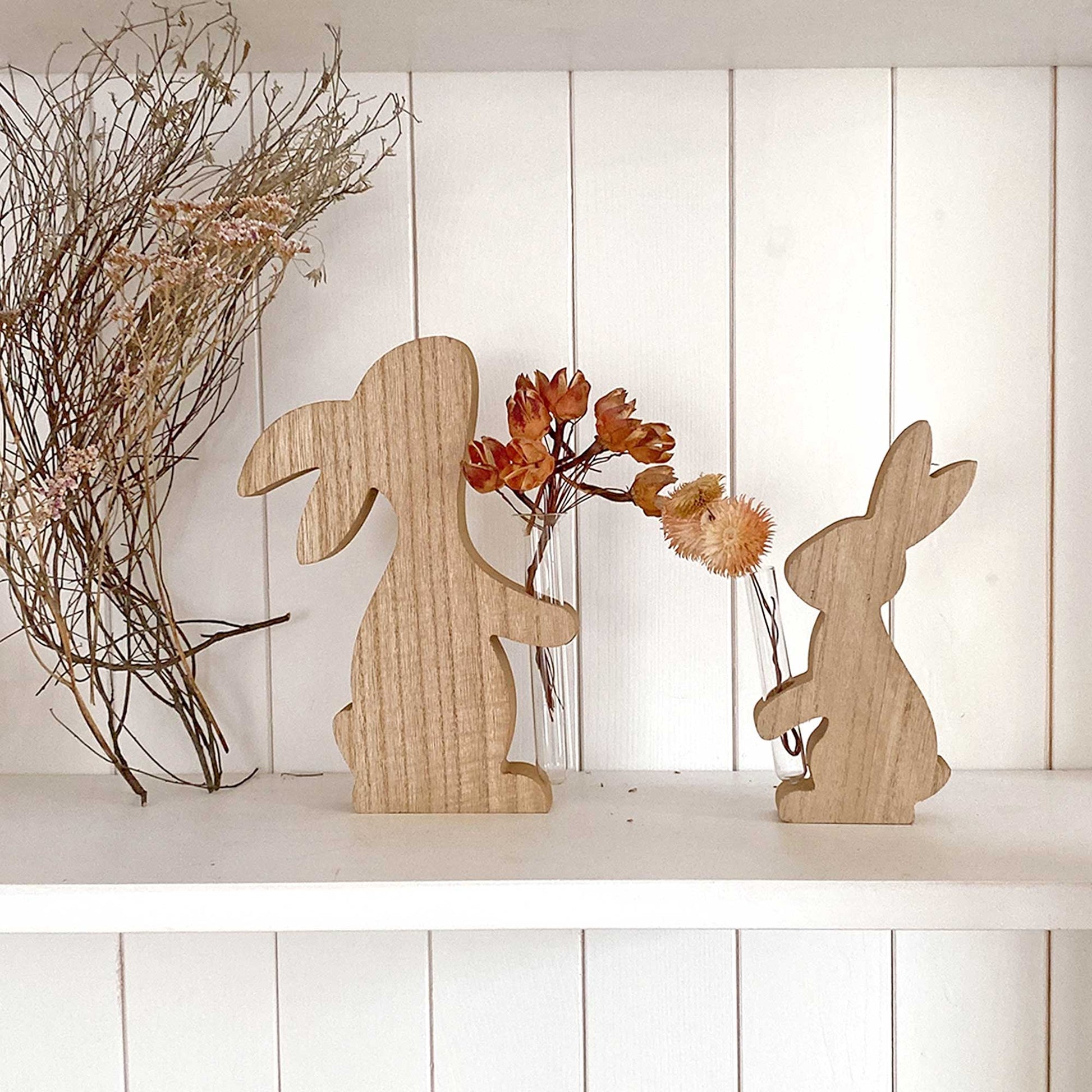 Hase vase ostern deko osterdeko frühlingsdeko holz glas kleine blumen soulbirdee onlineshop webshop Hasen Deko im Frühling Osterdeko Wohnzimmer Deko Soulbirdee Onlineshop