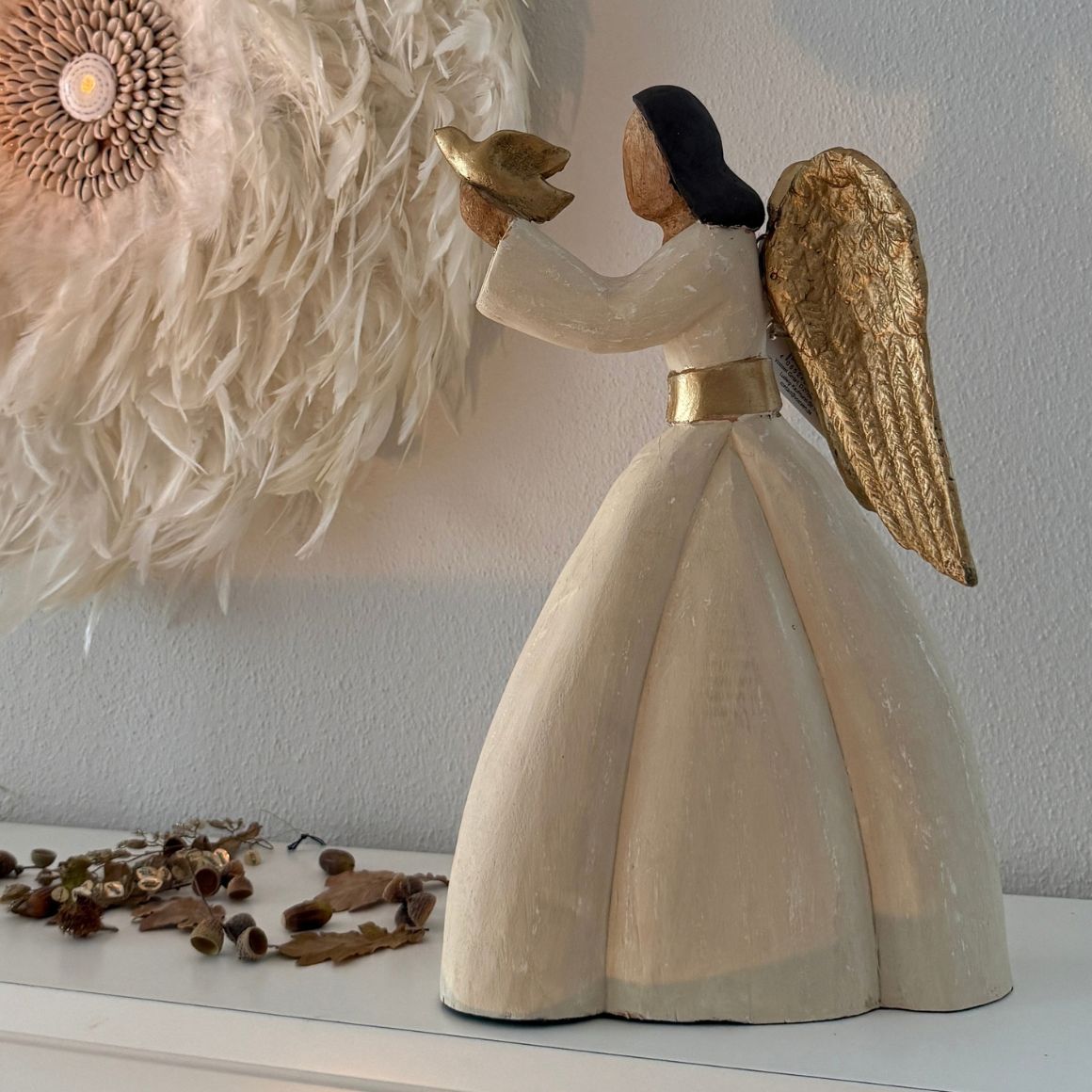 Handbemalter Holzengel LIA in Beige mit goldener Taube und Flügeln modern aus Holz handgemacht im Landhaus Stil auch als DEko für Weihnachten