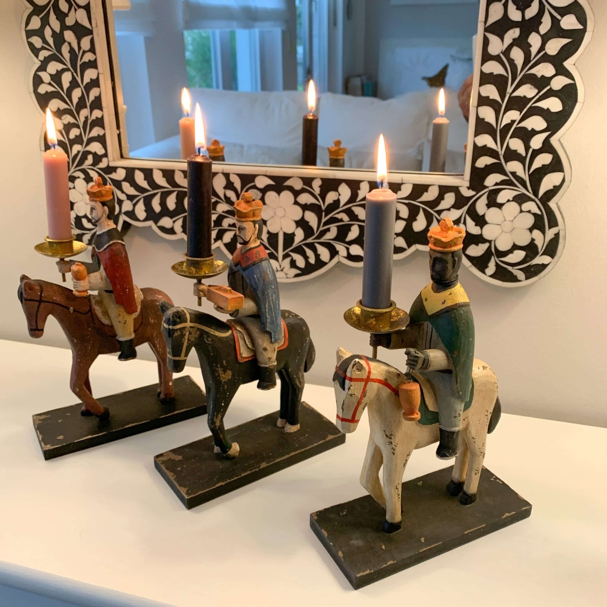 Heilige 3 Könige Holzfiguren kaufen im Soulbirdee Onlineshop ♥ Die Hand gemachten Figuren bestehen aus Resin und Holz und Metall Kerzenständer Pferd Vintage
