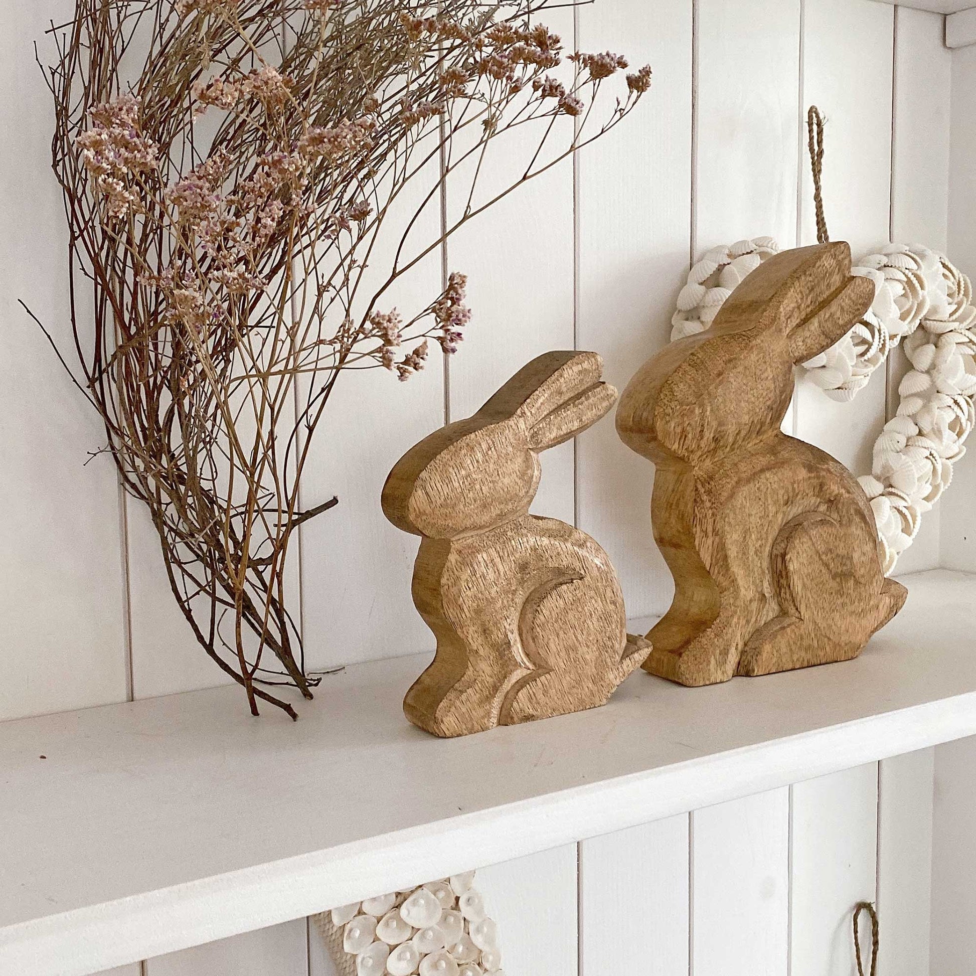 Hoppelhase Berti Hase aus Holz als Deko im Frühling Osterdeko 2023 Mangoholz natürliche Deko Soulbirdee Onlineshop