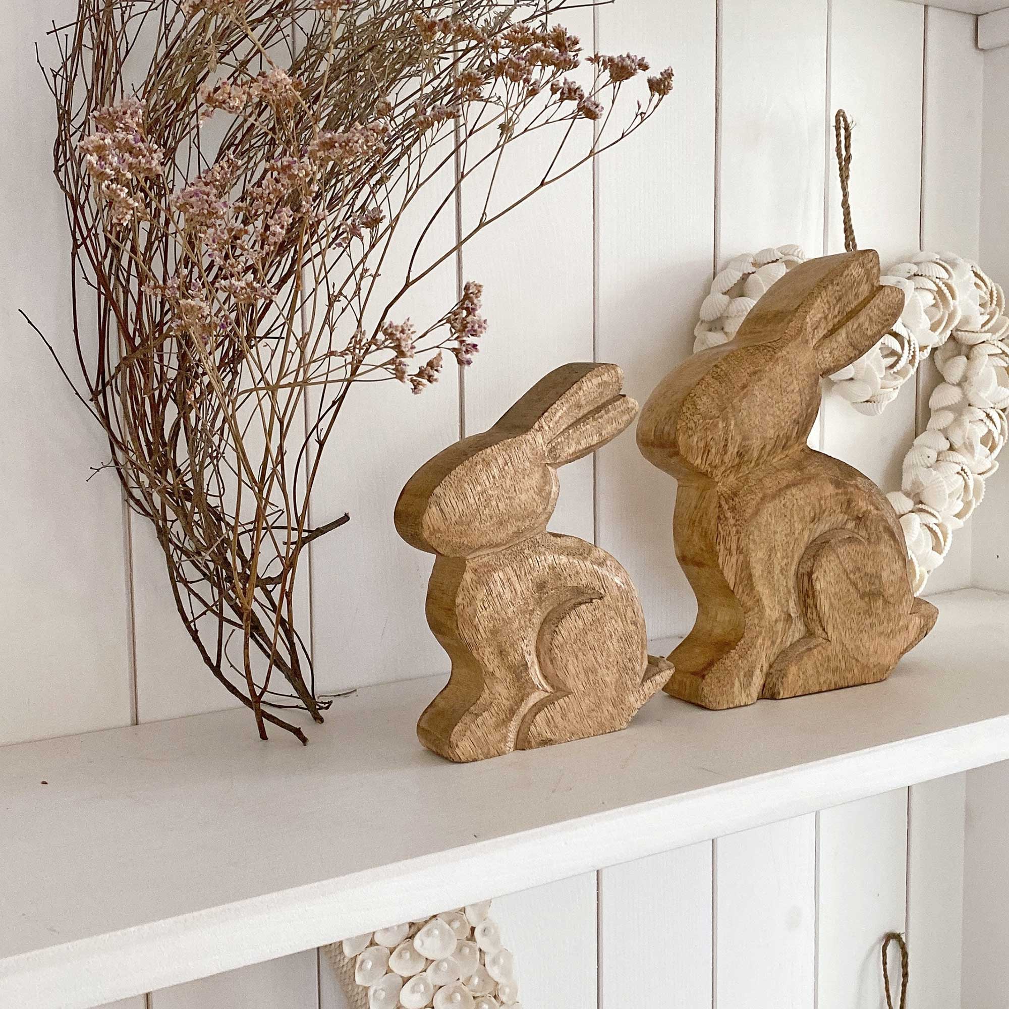 Hoppelhase Berti Hase aus Holz als Deko im Frühling Osterdeko 2023 Mangoholz natürliche Deko Soulbirdee Onlineshop