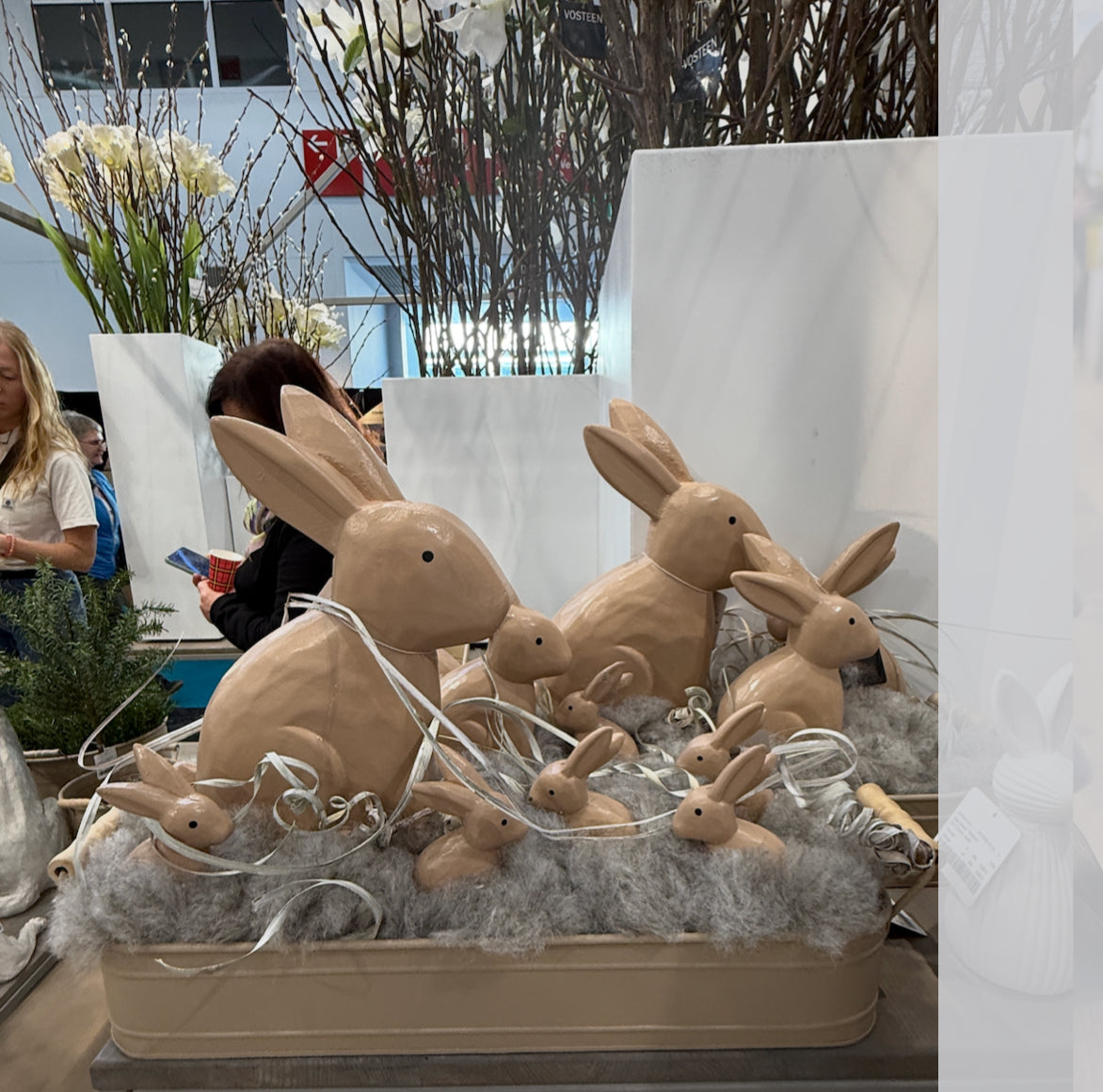 Kleiner und großer Osterhase aus Holz für die Fensterbank Dekoration.