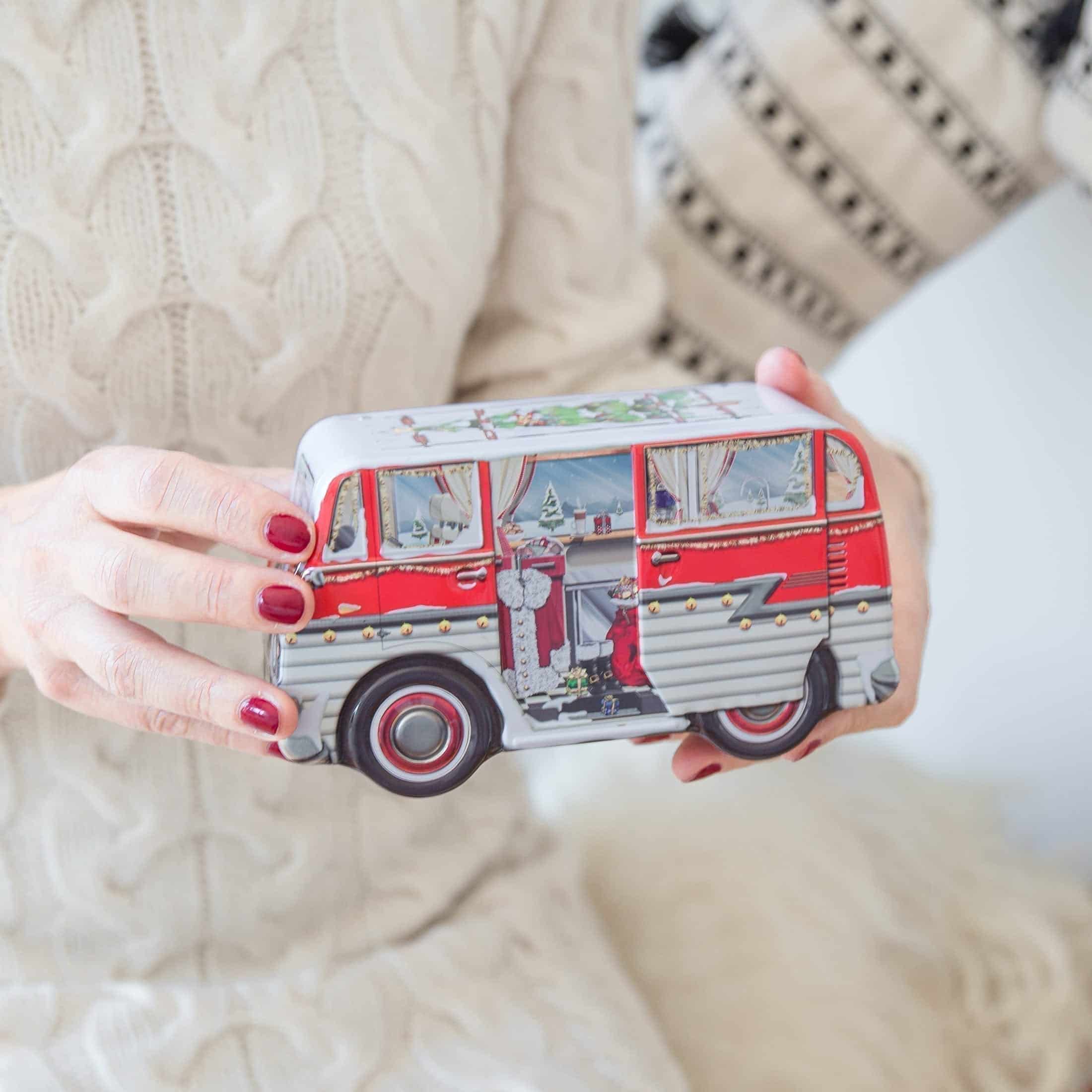 Keksdose "Camper" eine Geschenkidee als Bulli für Plätzchen & Kekse Weihnachtszeit Weihnachtsgeschenk Weihnachtsgeschenke Idee Soulbirdee Onlineshop Campingbus Keksdose "Camper" mit dem Motiv eines Weihnachtsbusses für Plätzchen und Kekse in der Weihnachtszeit. Blechdose