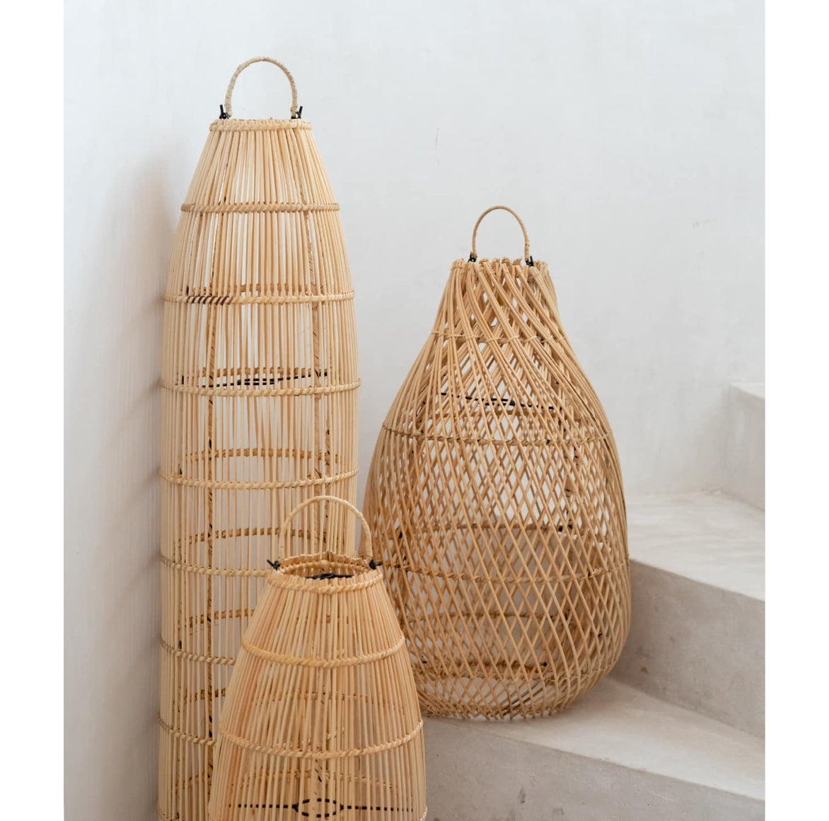 Rattan Lampenschirme auf Treppe als Deko hoch und schmal Fischernetz M