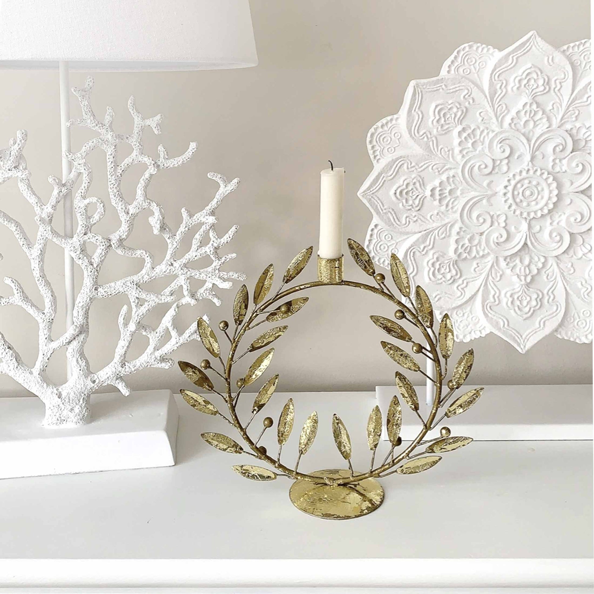 Kerzenhalter goldener Blätterkranz | Skandinavische Weihnachtsdekoration aus Dänemark für eine Stabkerze | Xmas Deko online kaufen bei Soulbirdee Onlineshop
