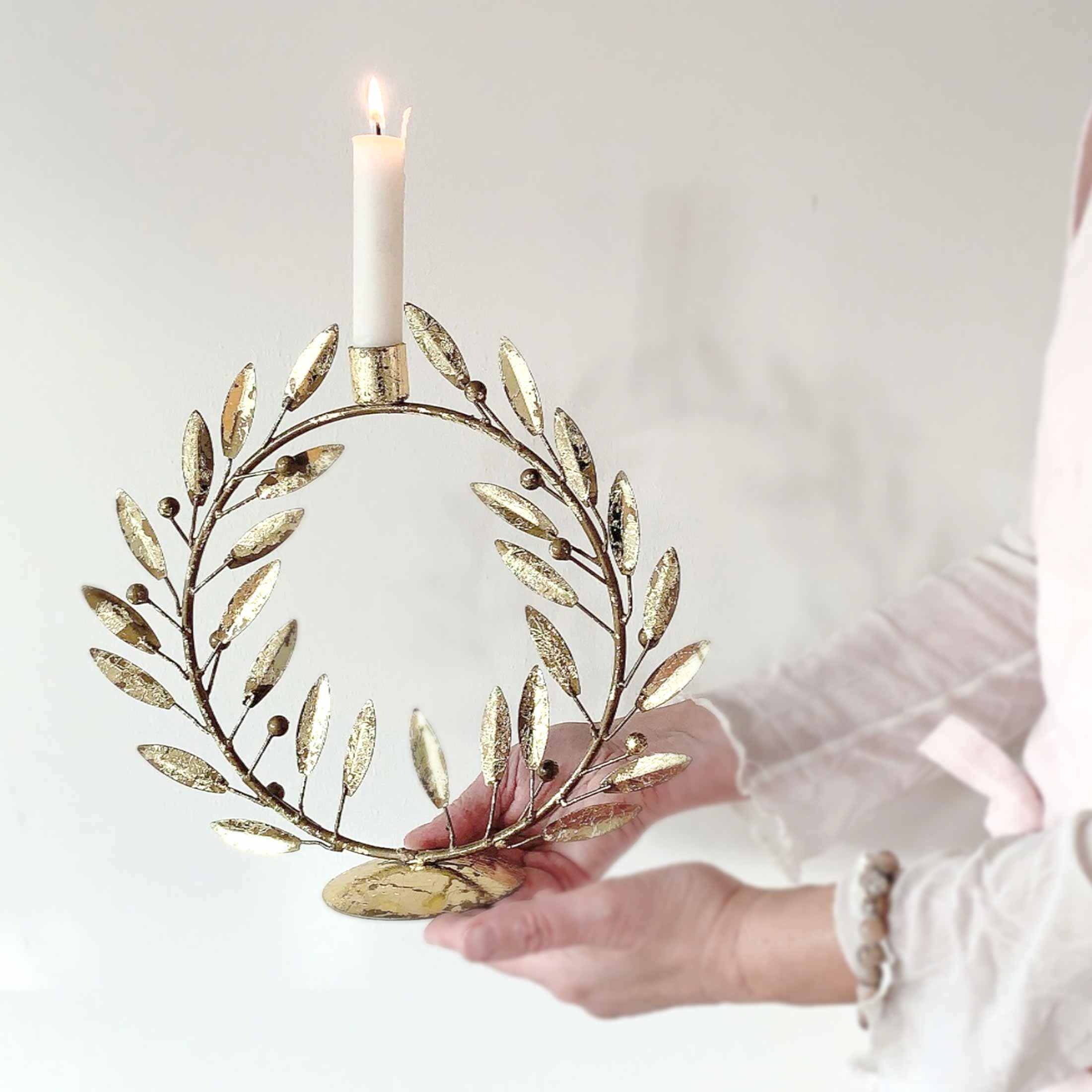 Kerzenhalter goldener Blätterkranz | Skandinavische Weihnachtsdekoration aus Dänemark für eine Stabkerze | Xmas Deko online kaufen bei Soulbirdee Onlineshop