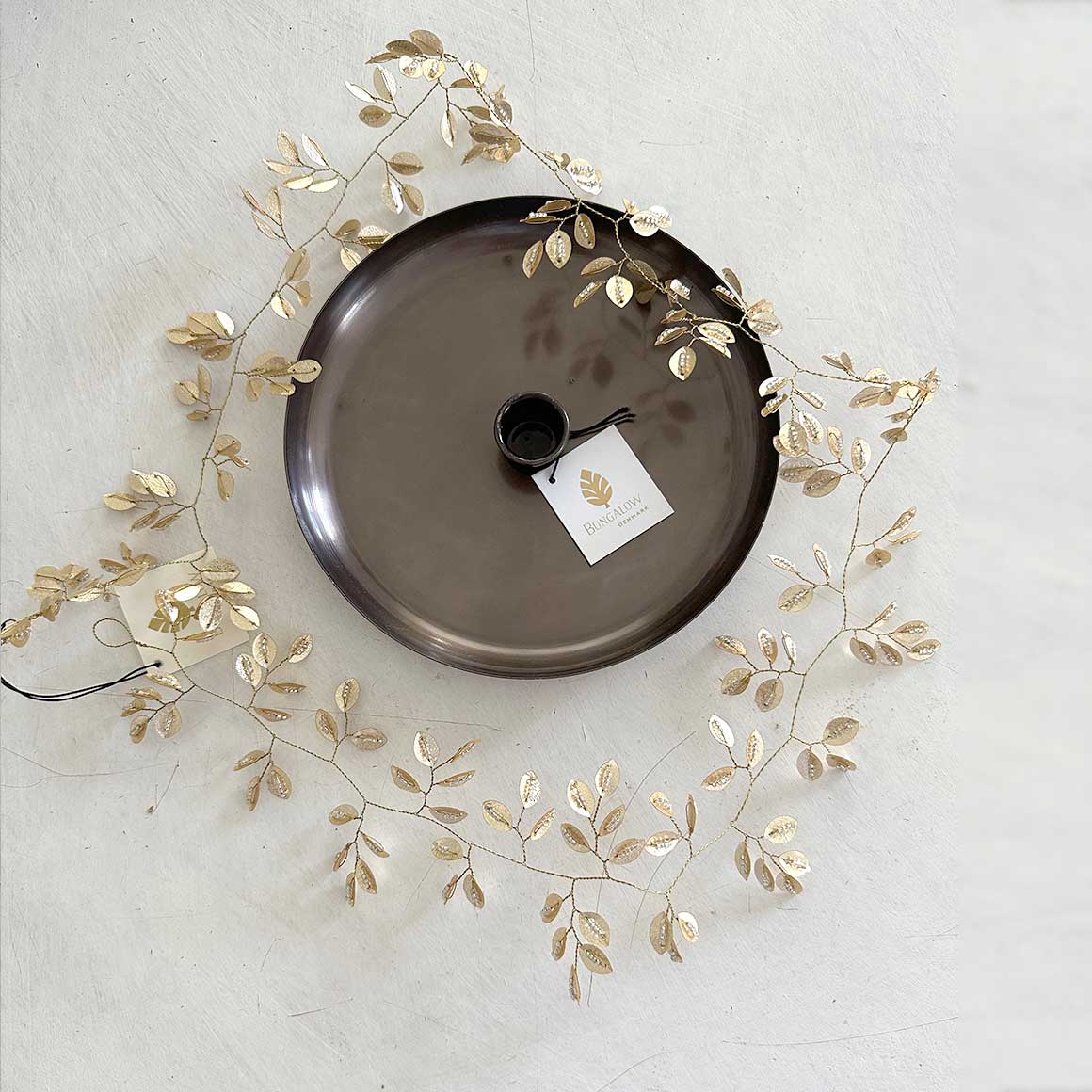 Kerzenteller Karma in einem eleganten Braun ✓ Weihnachtsdeko 2024 ♥ Kerzendeko, Kerzenständer für Stabkerzen | Bungalow DK ♥ Soulbirdee Weihnachtsshop Weihnachtsschmuck Weihnachtsdeko 2024 Champagner Gold Kerzenteller Soulbirdee Weihnachtsshop Weihnachten Deko kaufen